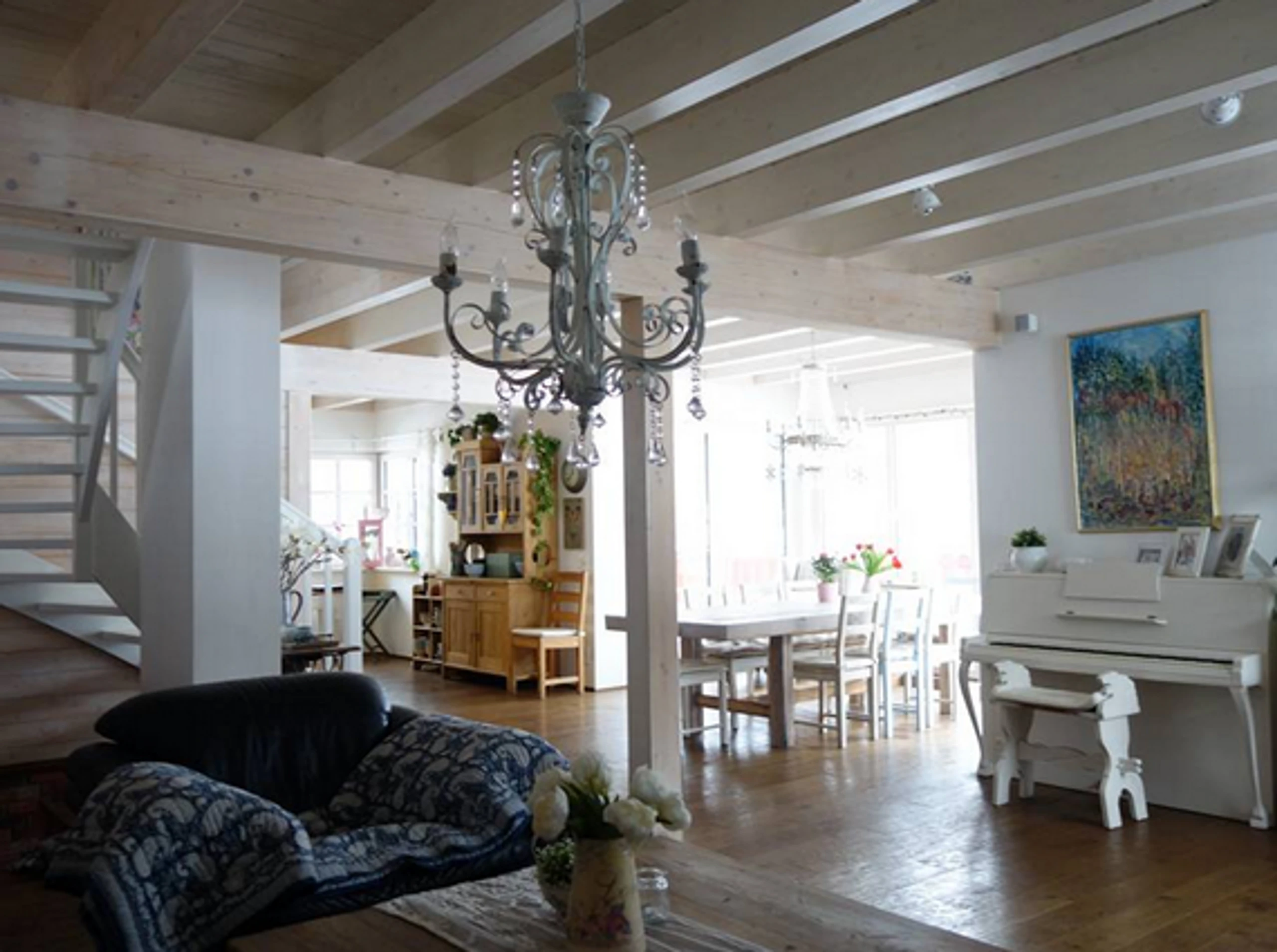 © 2017 Airbnb Inc., © 2017 Airbnb Inc. Blurred image background