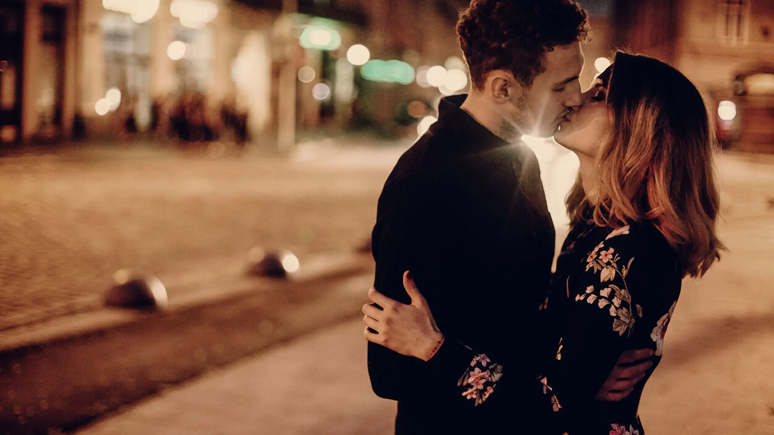 Mann und Frau küssen sich