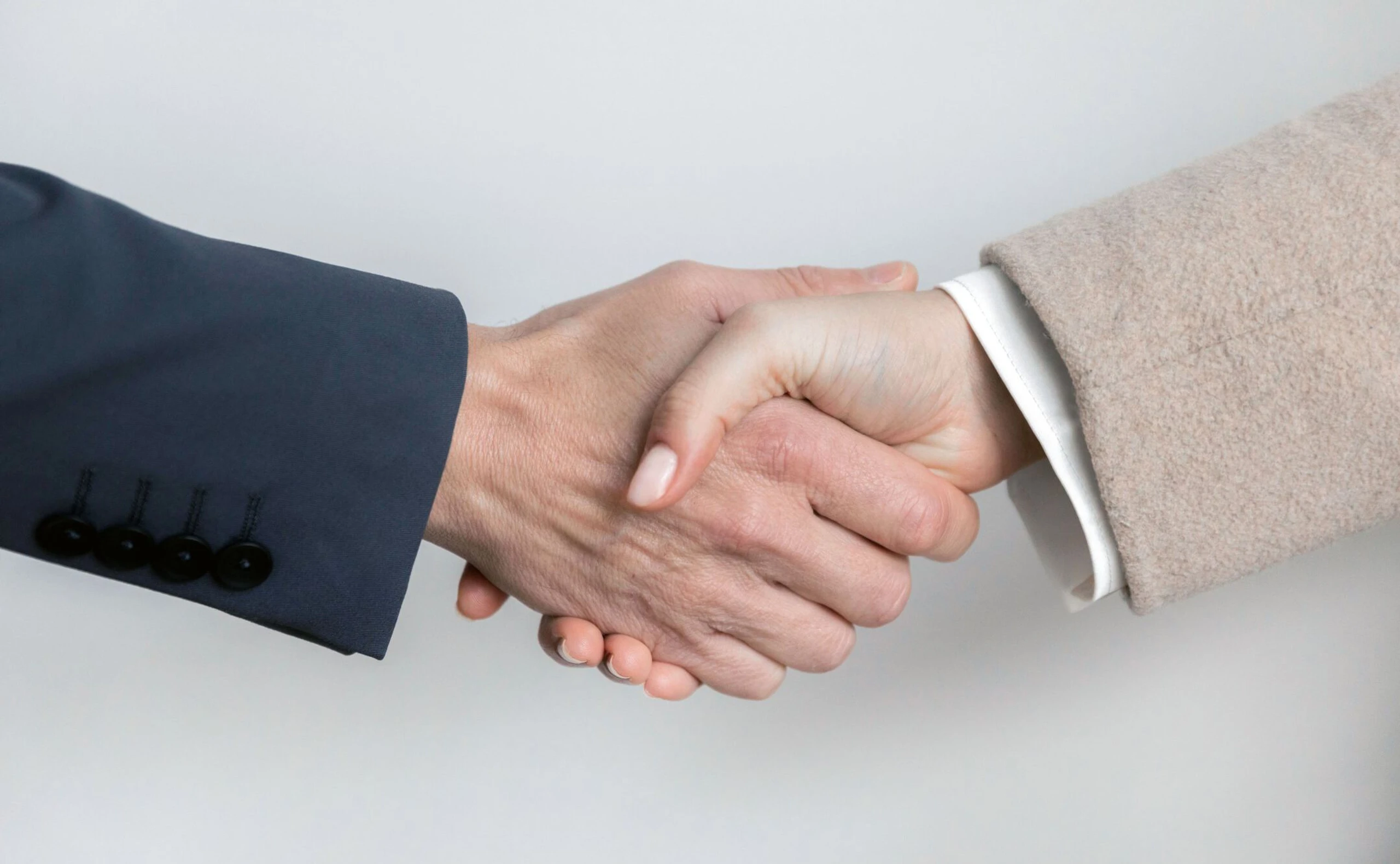 Frau und Mann, die sich die Hände geben