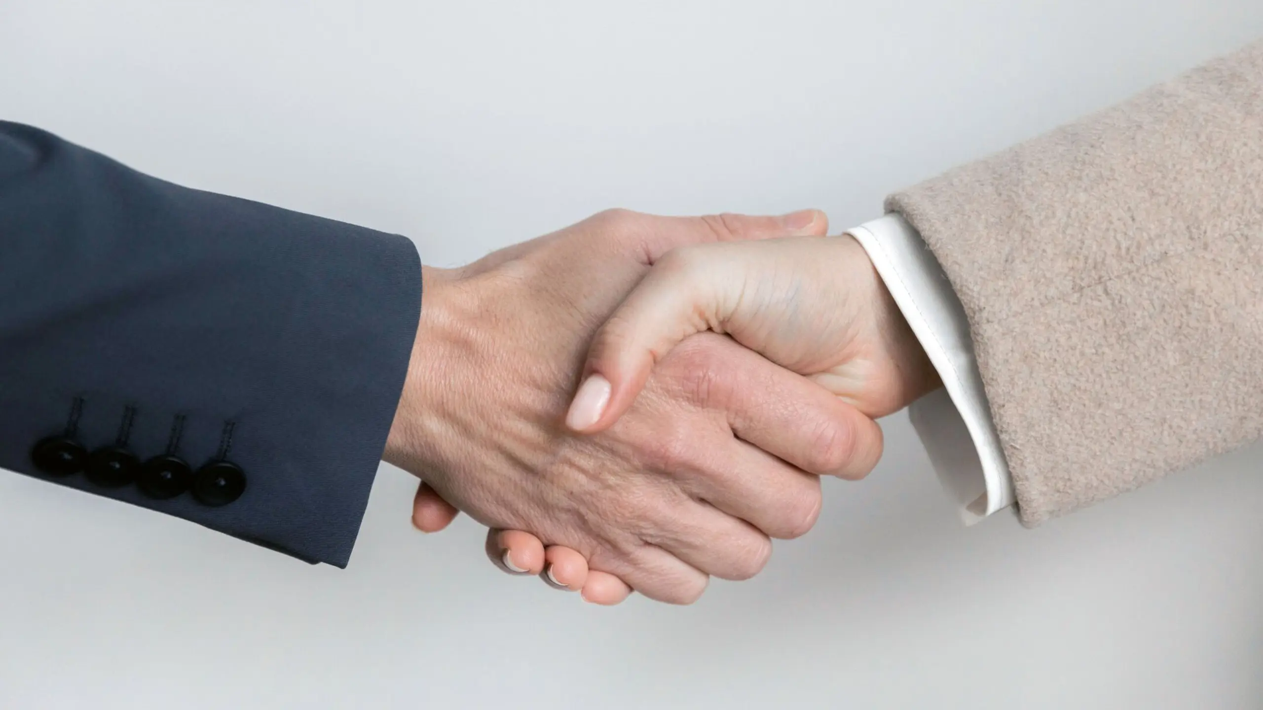 Frau und Mann, die sich die Hände geben