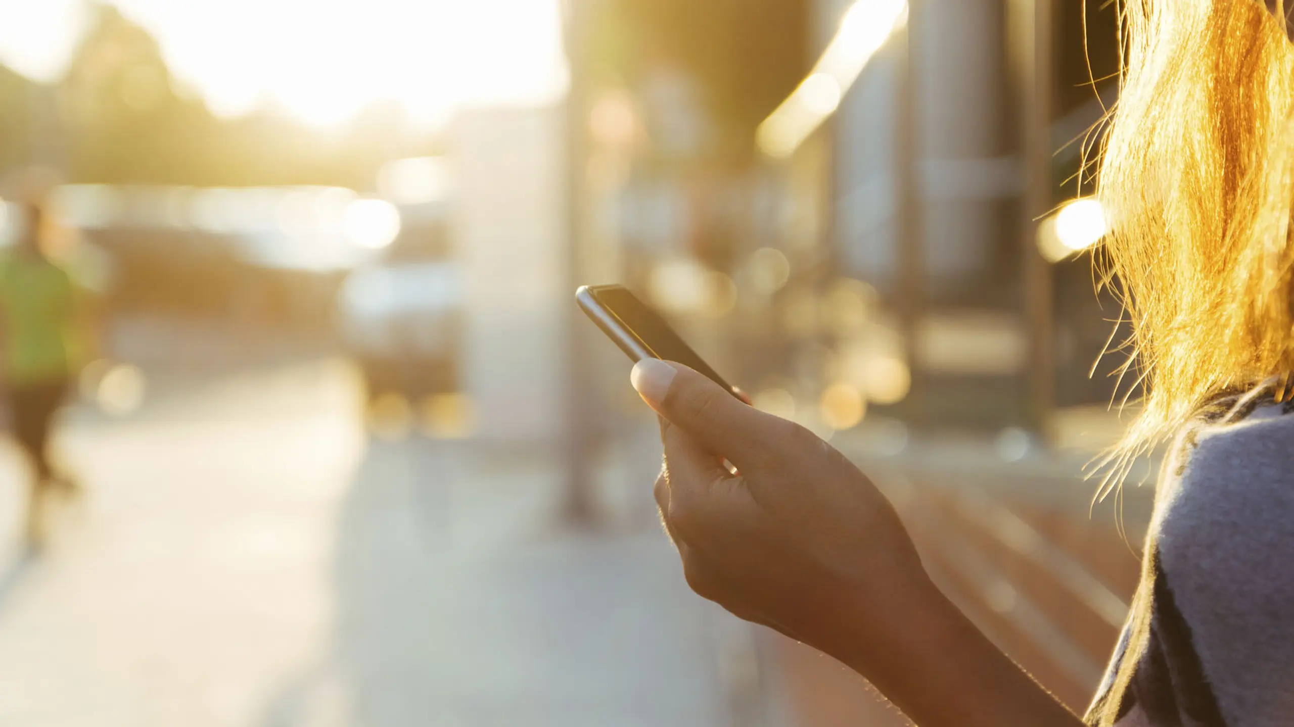 Frauenhand, die ein Handy hält