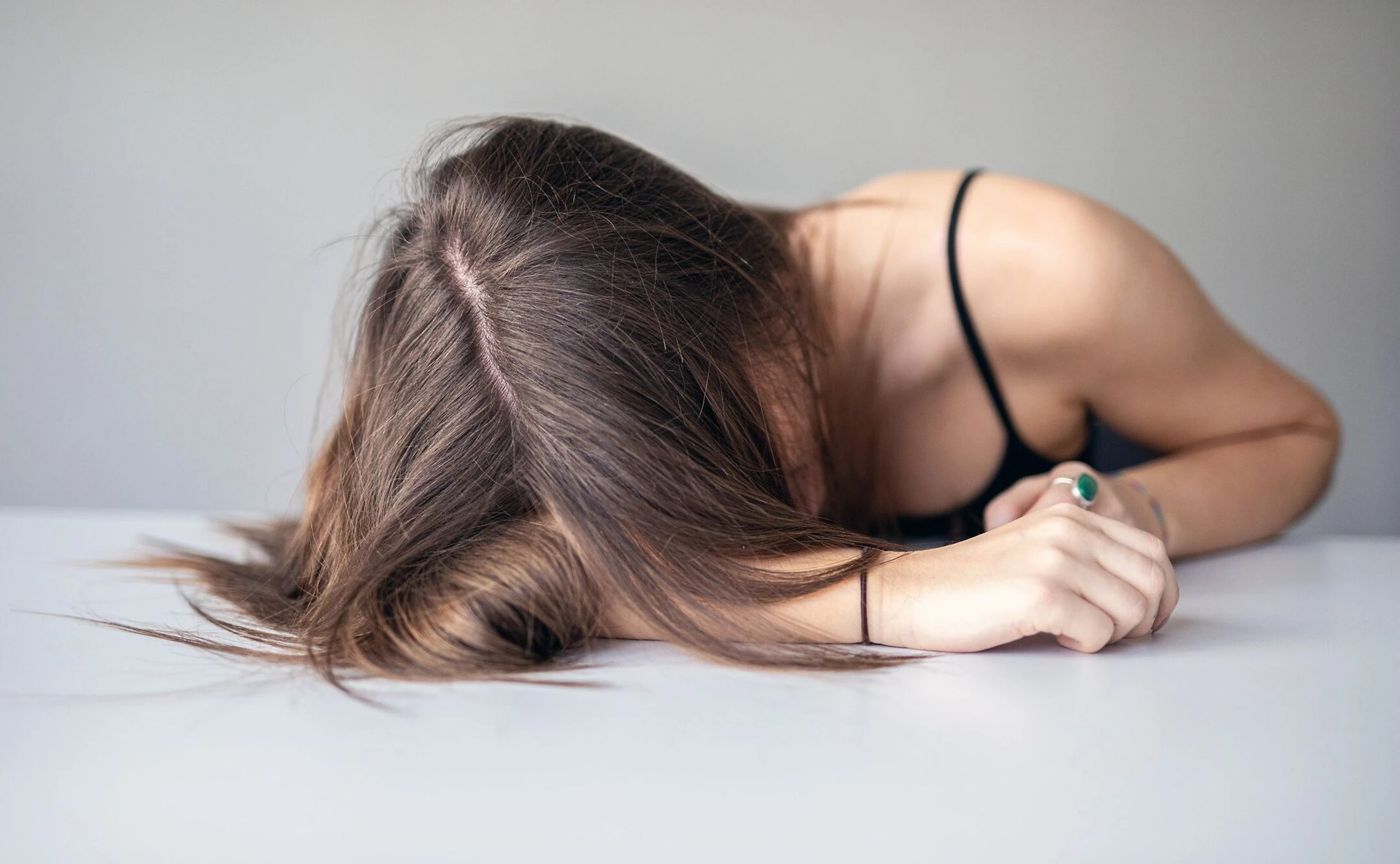 Vertrauensprobleme - Frau verzweifelt