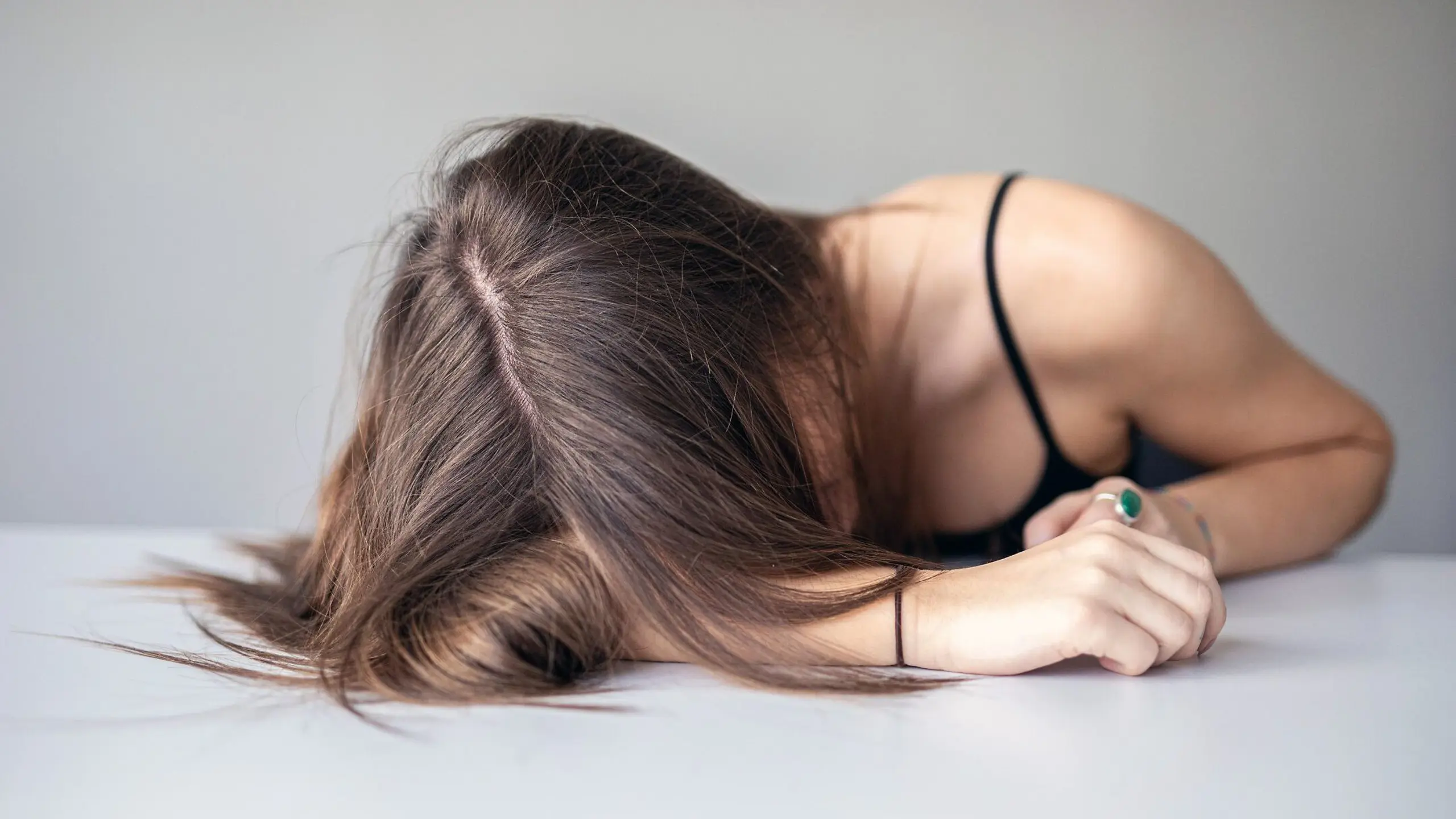 Vertrauensprobleme - Frau verzweifelt