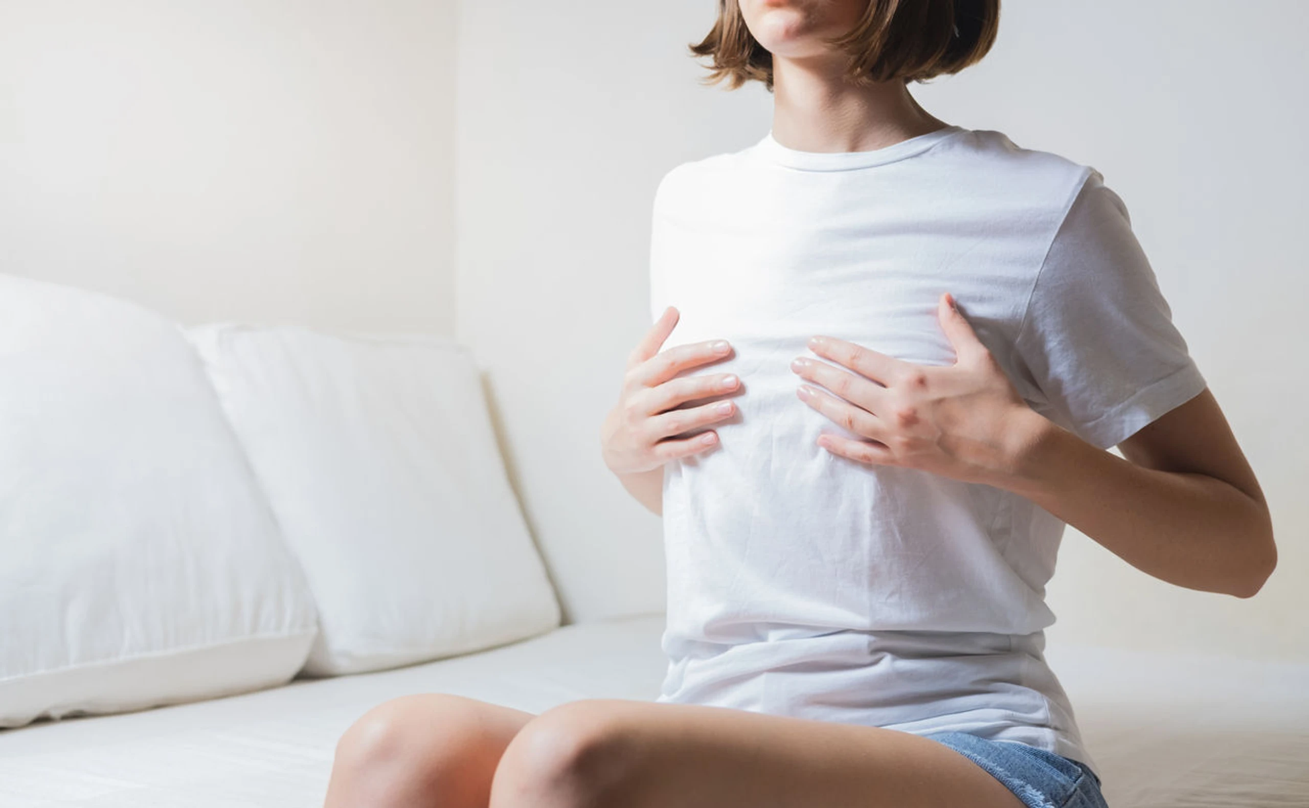 Sind Haare auf der Brust für Frauen normal? Und soll man sie zupfen?