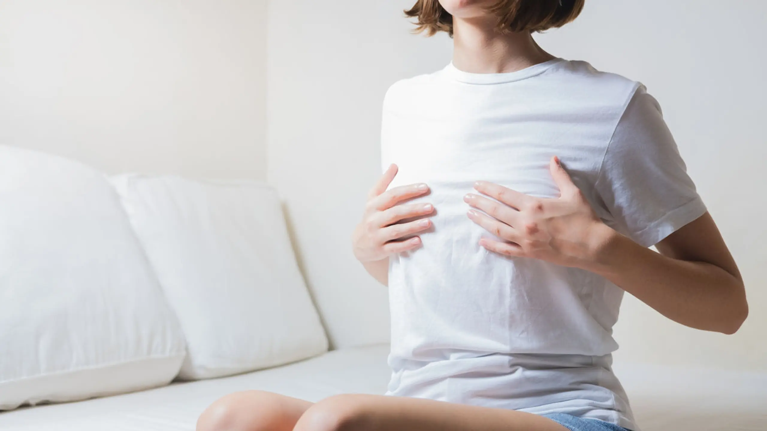 Sind Haare auf der Brust für Frauen normal? Und soll man sie zupfen?