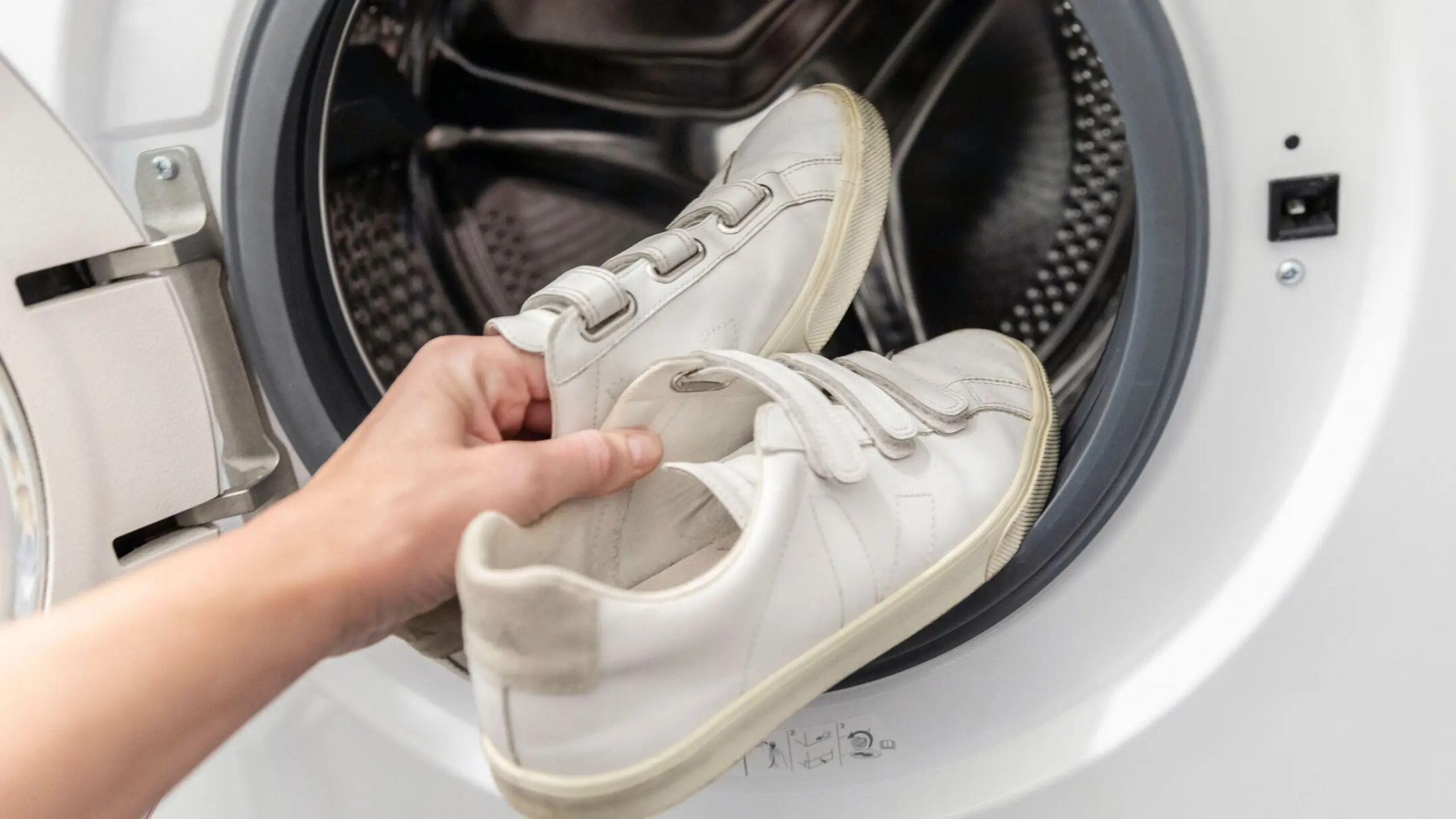 weiße Sneakers reinigen