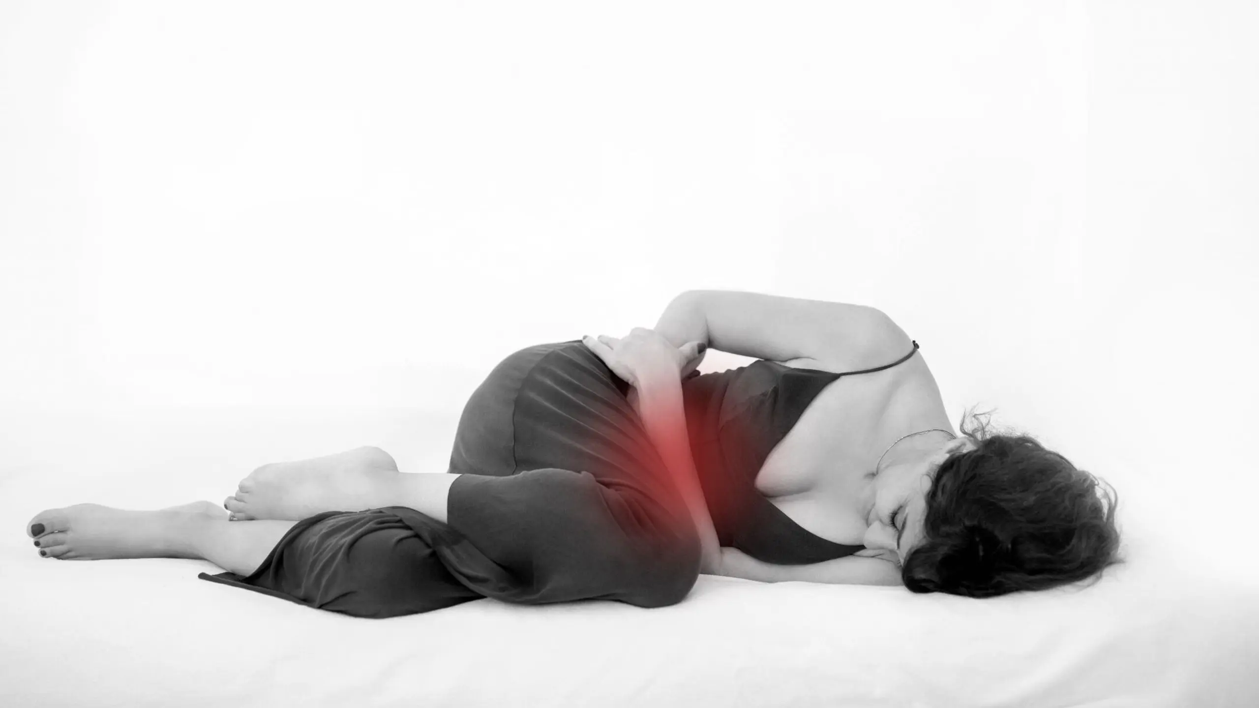 Frau mit Menstruationsbeschwerden