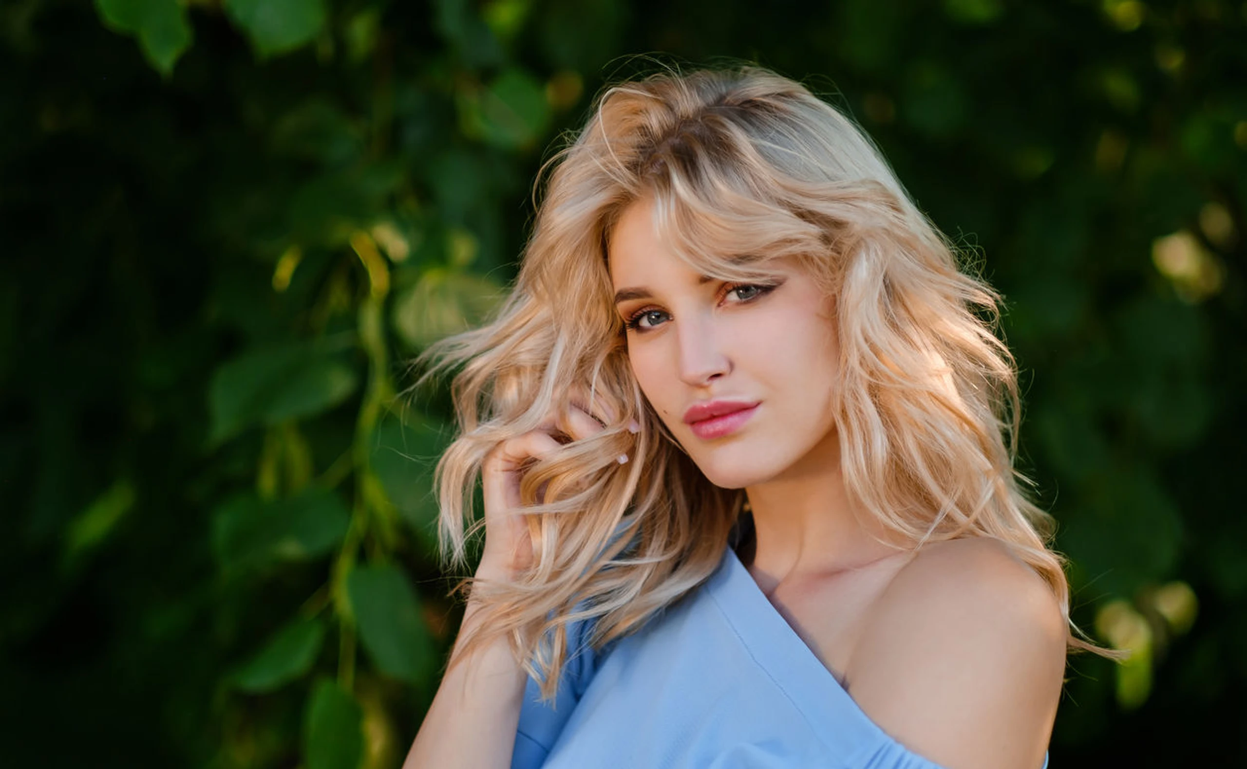 Frisuren für welliges Haar – Bob, Curtain Bangs & leichte Wellen