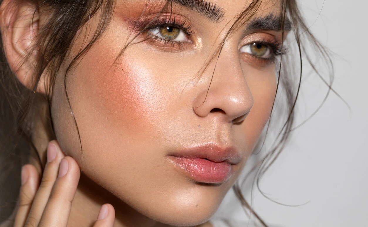 Highlighter im Gesicht einer Frau