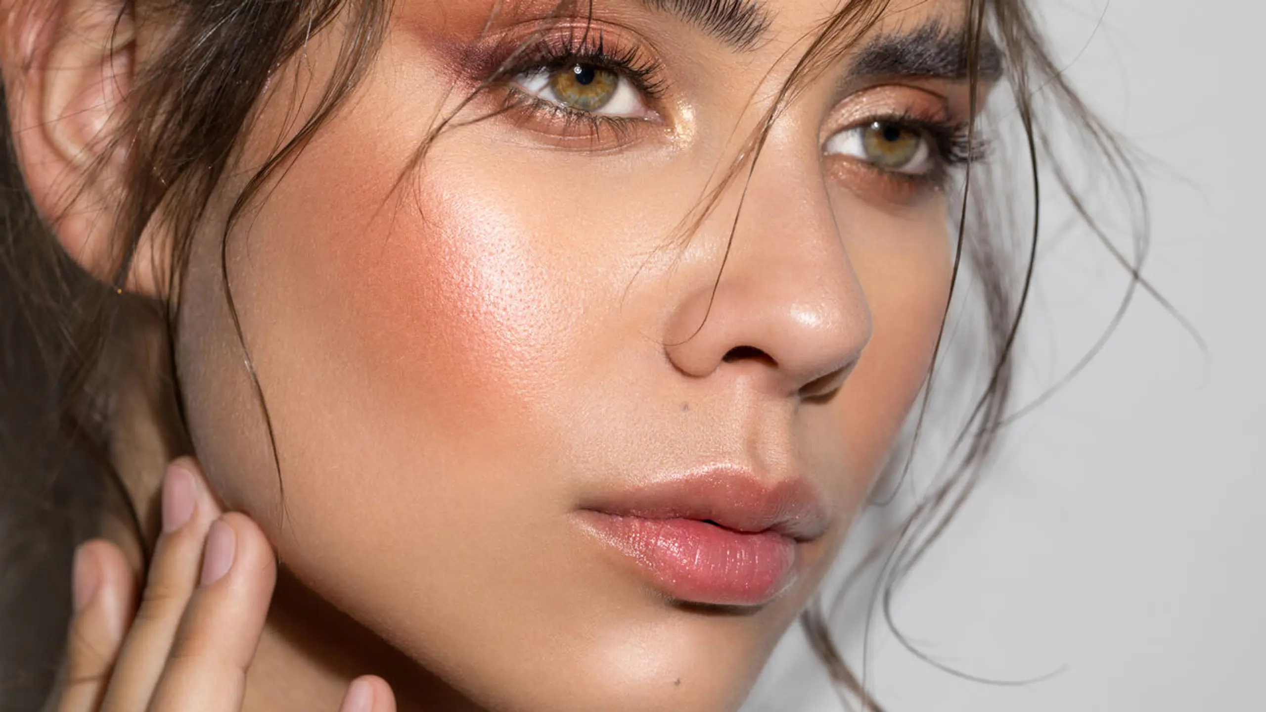 Highlighter im Gesicht einer Frau