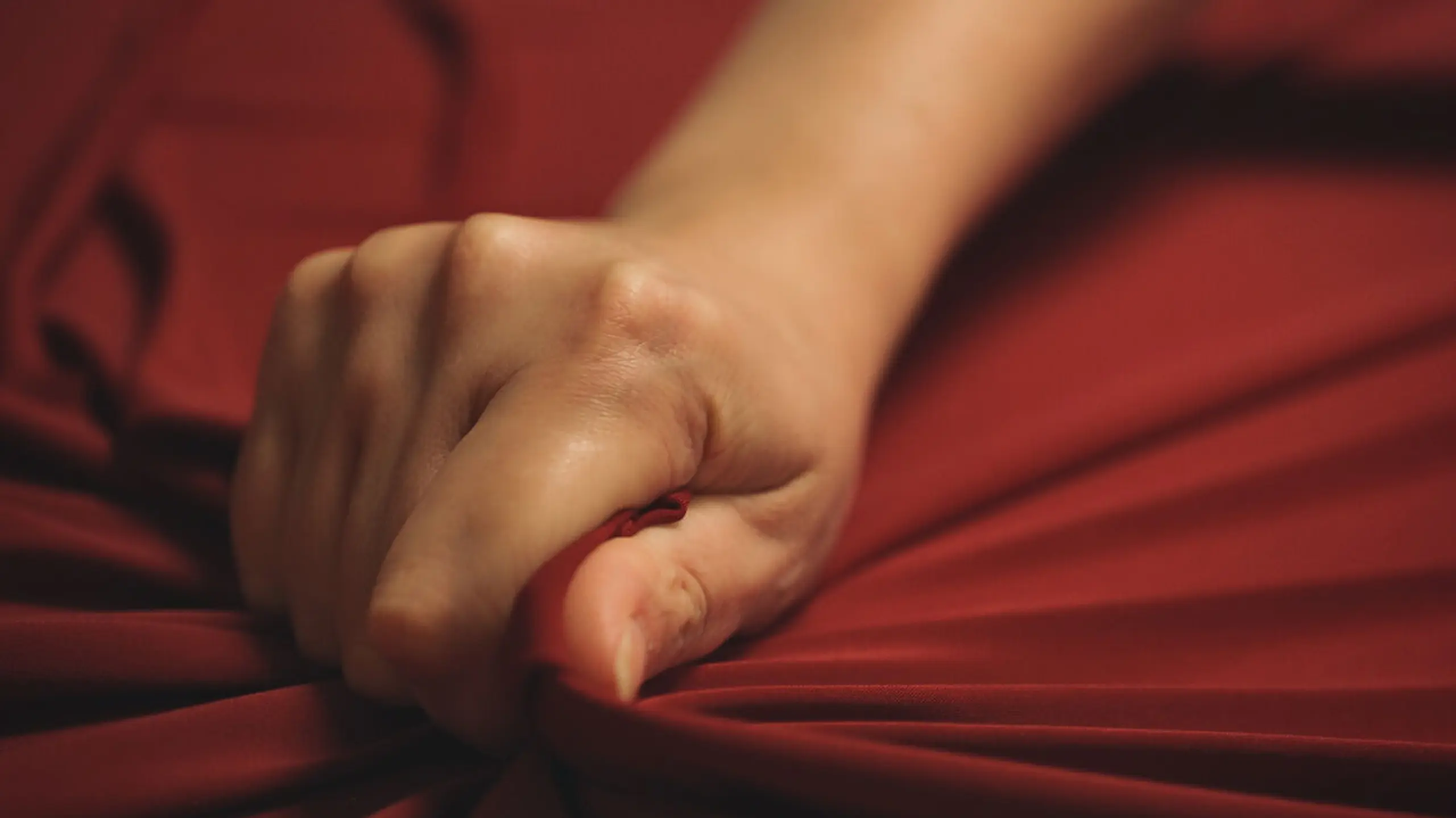 Orgasmus - weiblicher Orgasmus - Frau, die ein Leintuch drückt