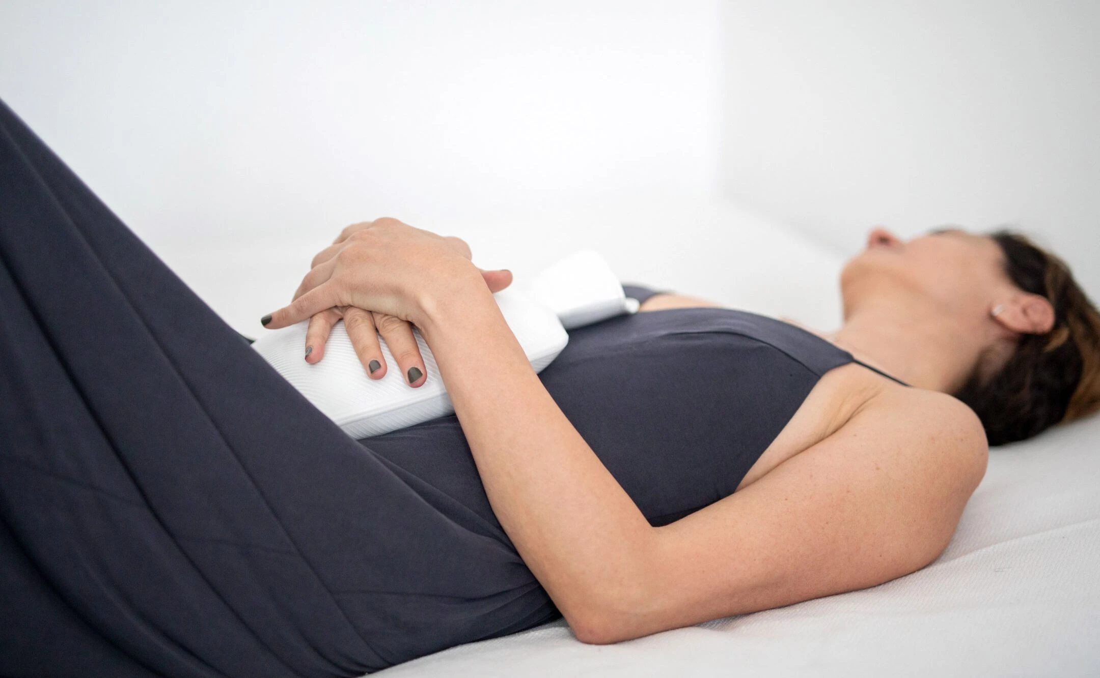 Frau mit Menstruationsschmerzen