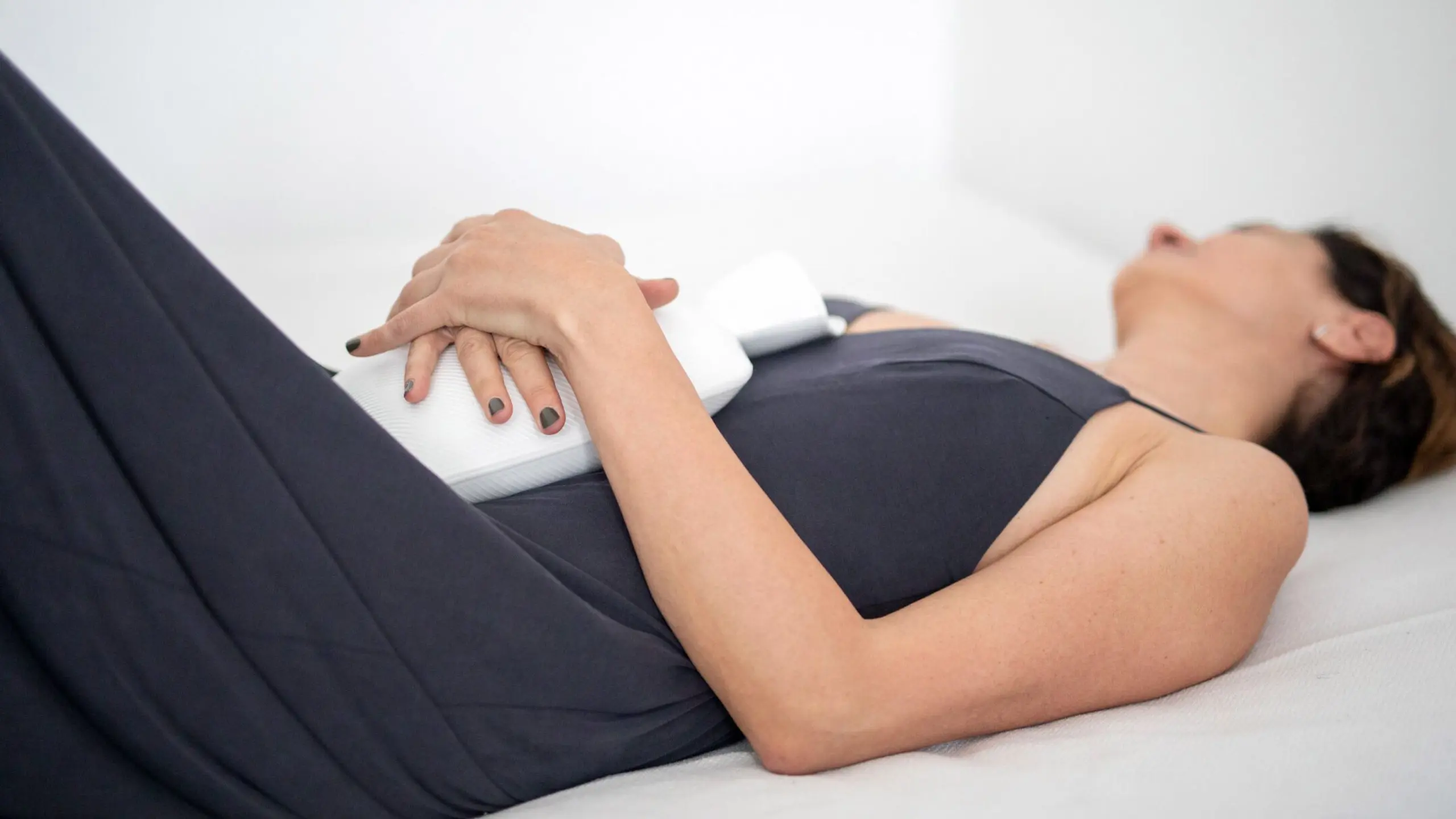 Frau mit Menstruationsschmerzen