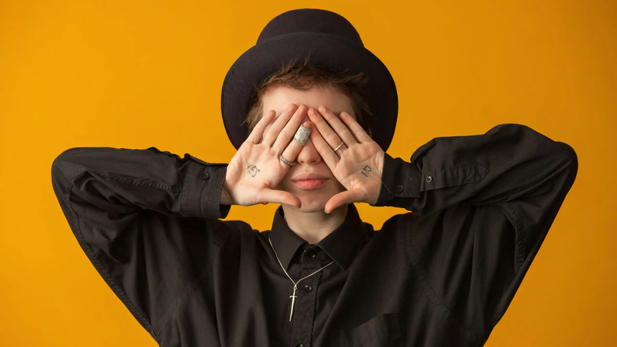 Person, die sich die Hände vor die Augen hält