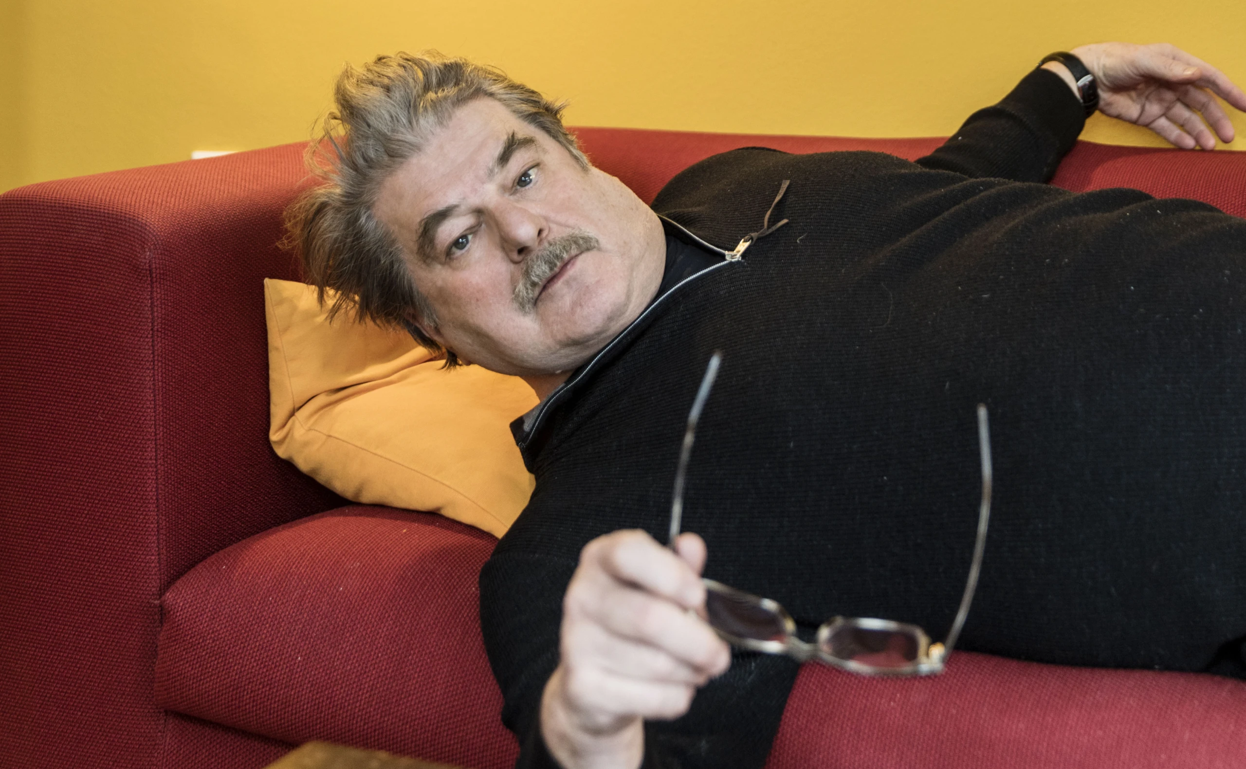 Steinhauer auf der Couch