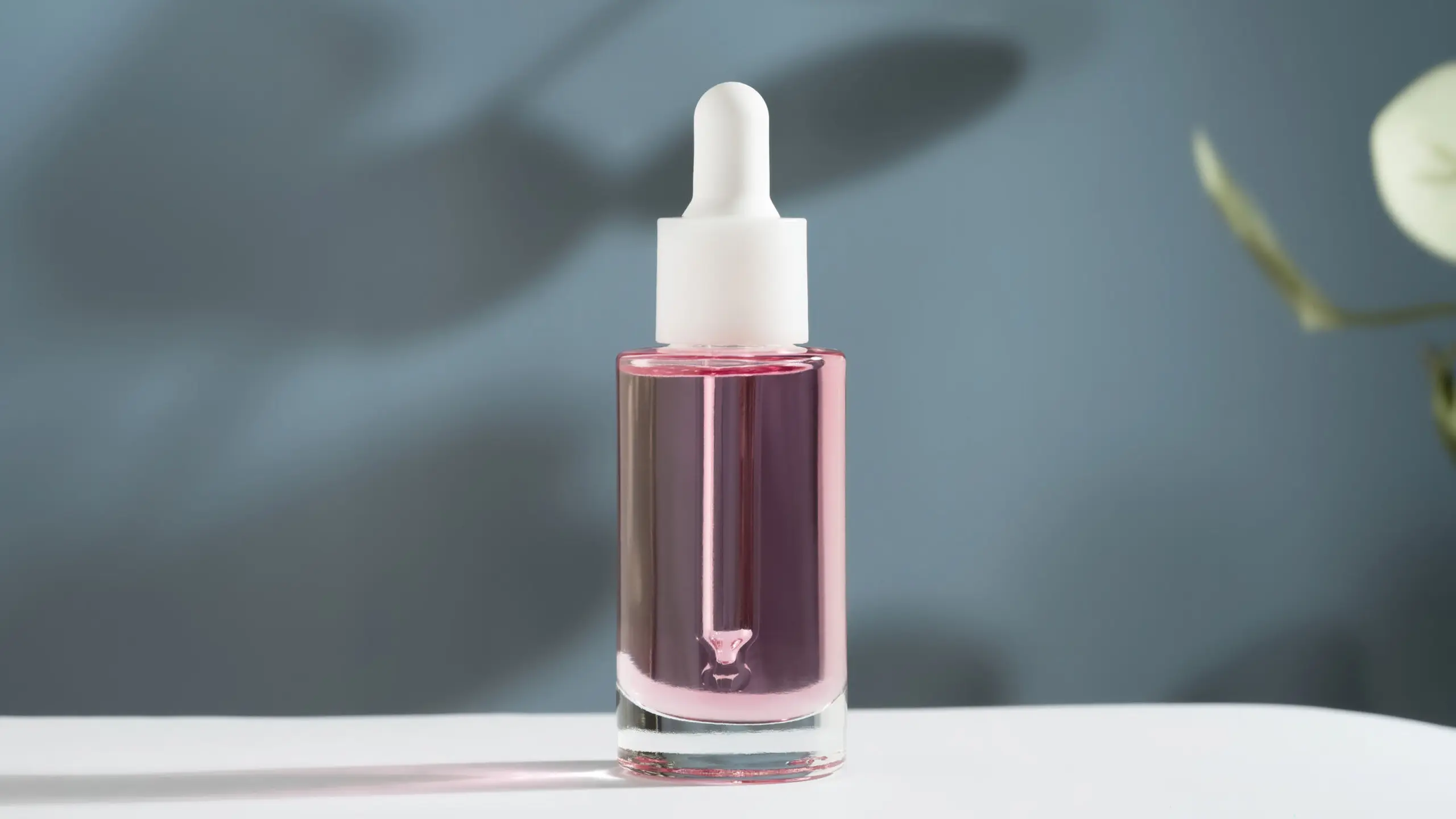 Haaröl, das auf einem Tisch steht