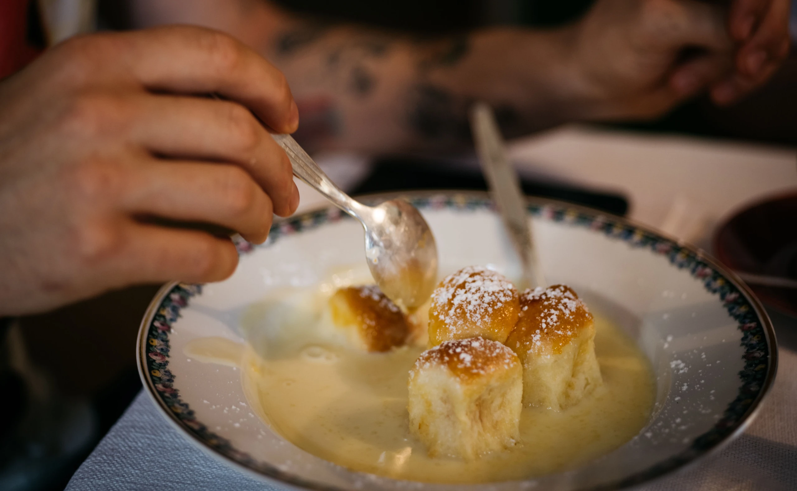 Das Rezept, das (fast) alles besser macht: Buchteln mit Vanillesauce