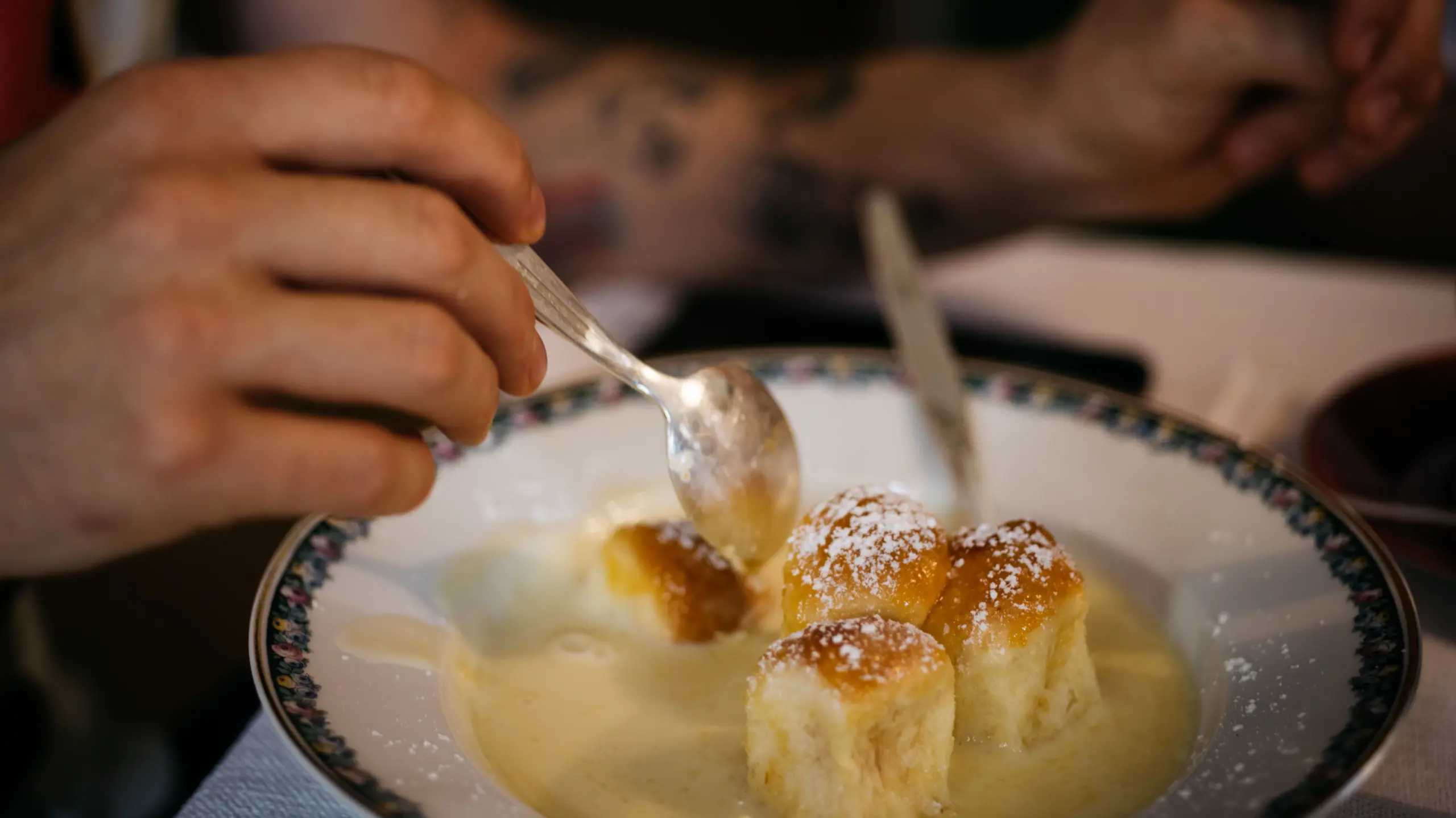 Das Rezept, das (fast) alles besser macht: Buchteln mit Vanillesauce