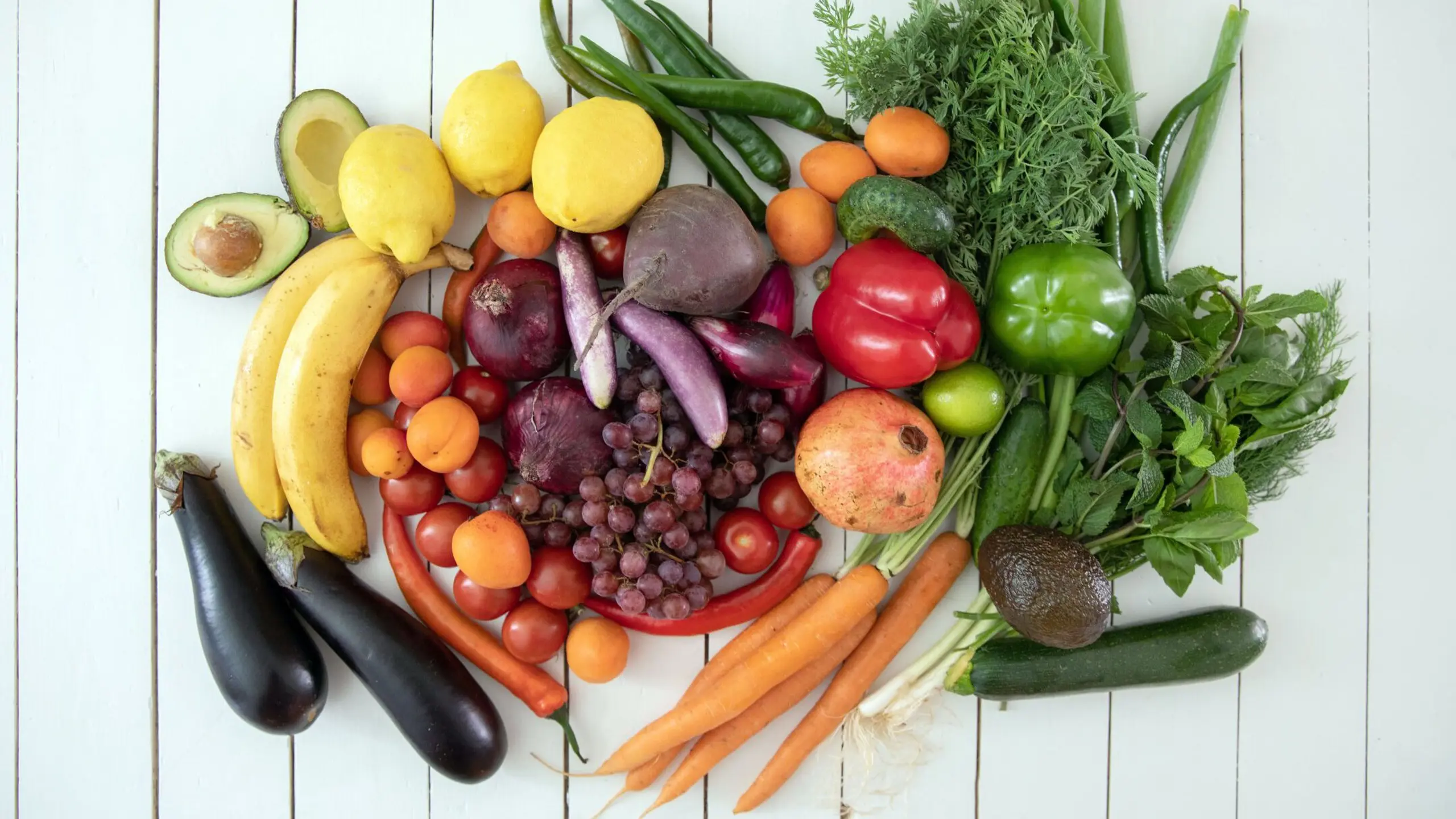 Basische Lebensmittel auf einem Tisch