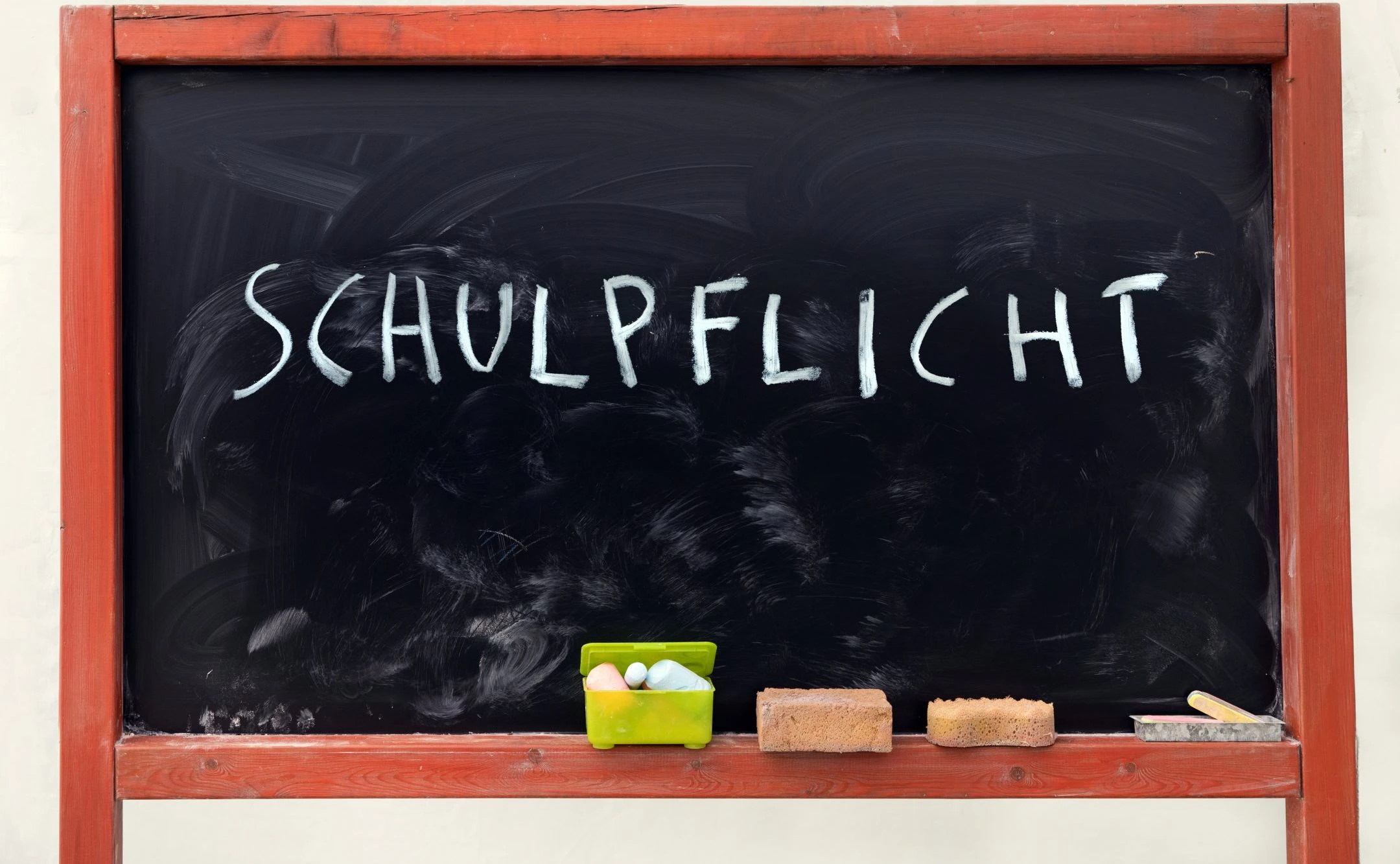 Tafel, auf der Schulpflicht steht