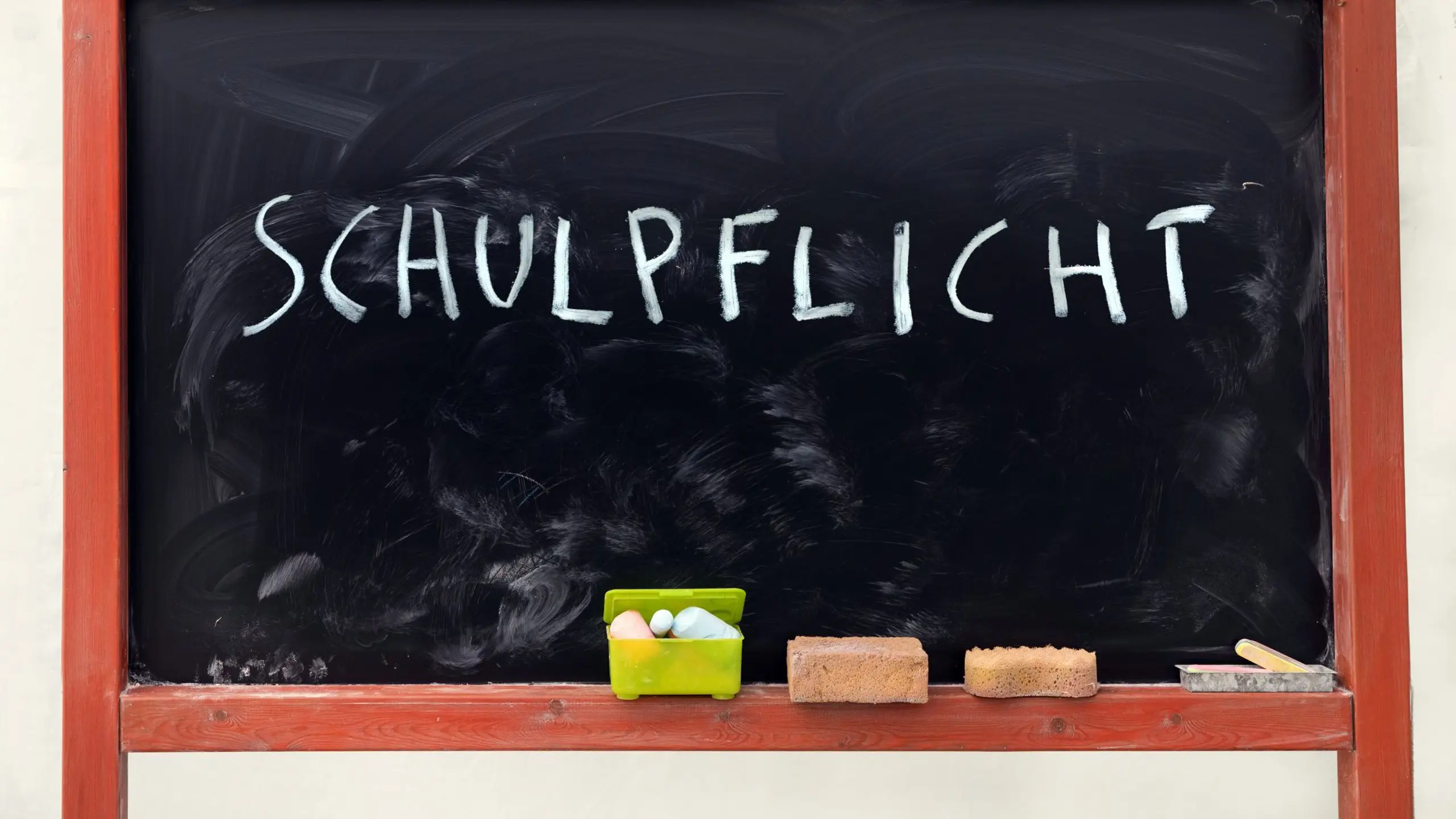 Tafel, auf der Schulpflicht steht