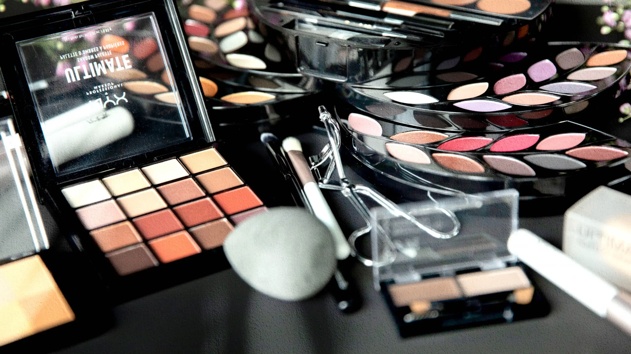 Schminke make up wimperntusche mascara lidschatten pinsel kajal rouge puder