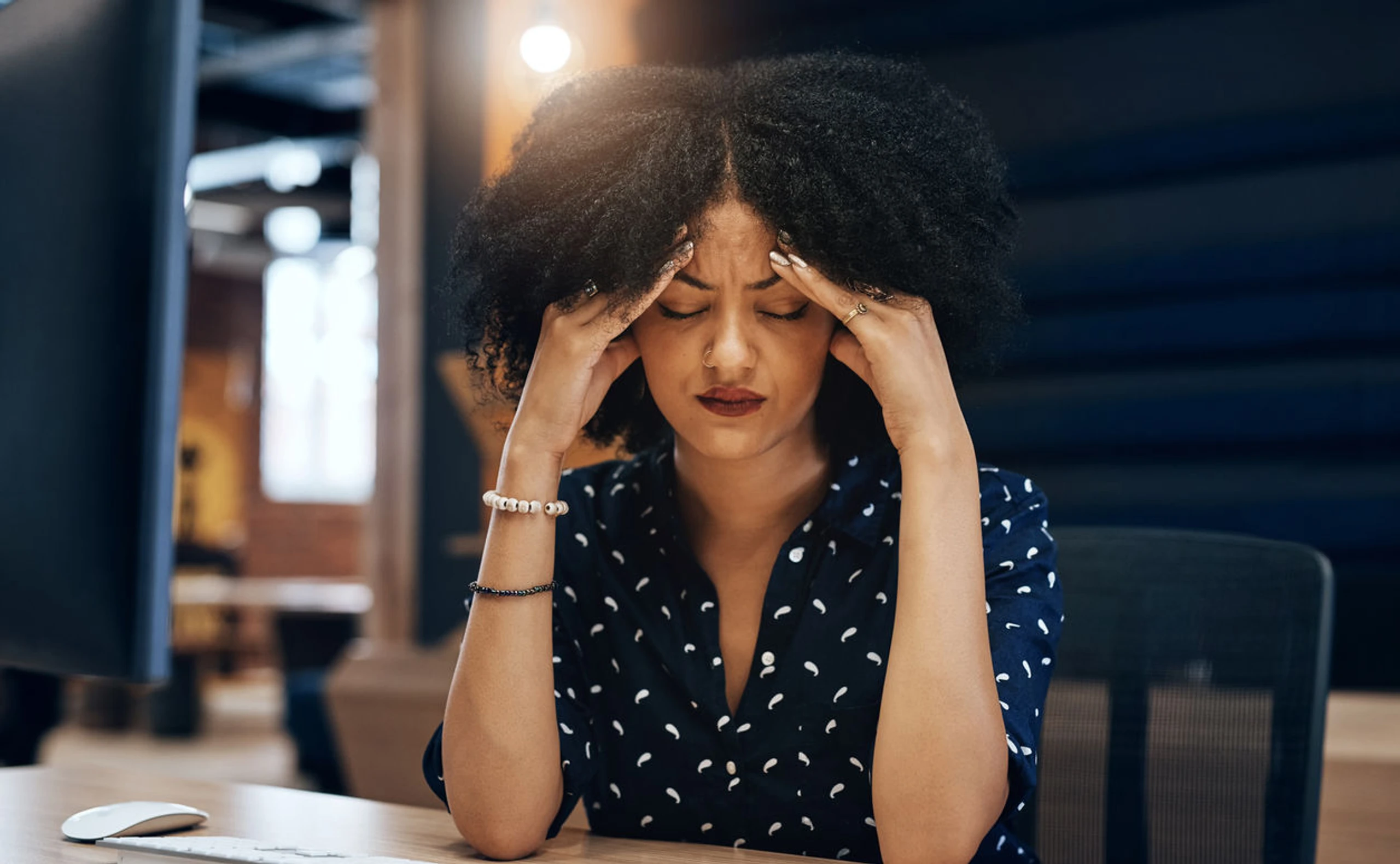 Kopfschmerzen mit einem Griff wegdrücken: Akupressur-Trick