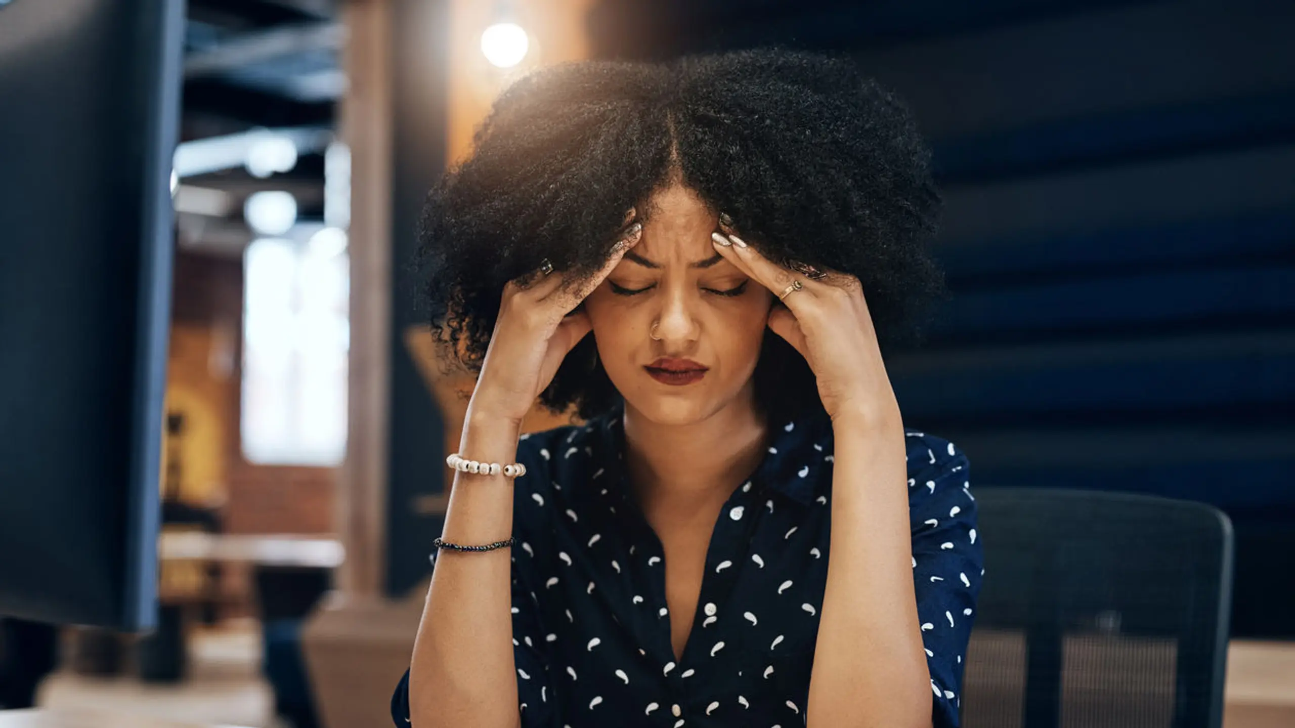 Kopfschmerzen mit einem Griff wegdrücken: Akupressur-Trick