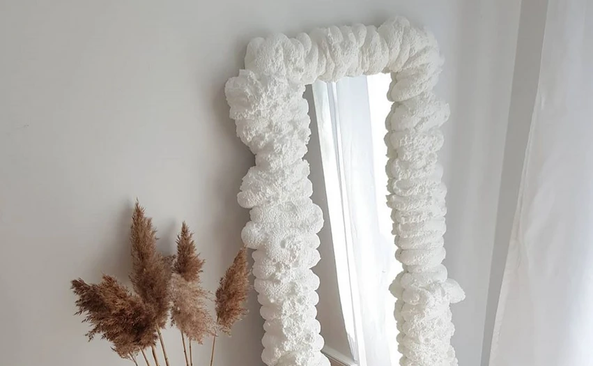 DIY-Instagram-Trend Foam Mirror: So verschönerst du deinen alten Spiegel mit Bauschaum
