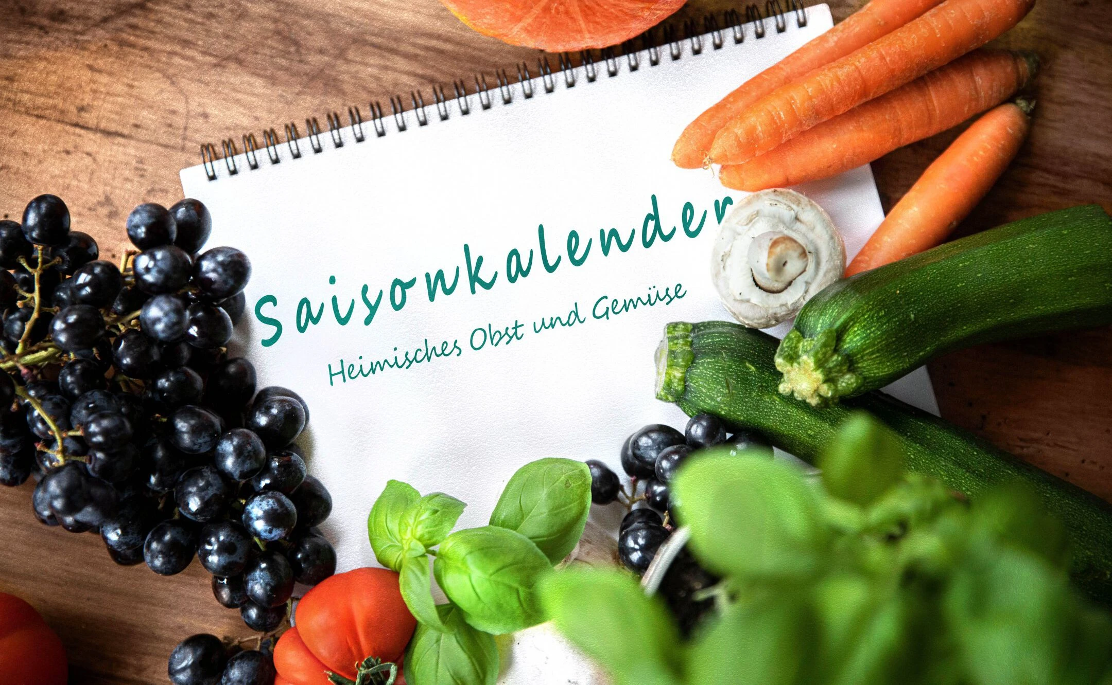 Saisonkalender für heimisches Gemüse und Obst, der auf einem Tisch liegt