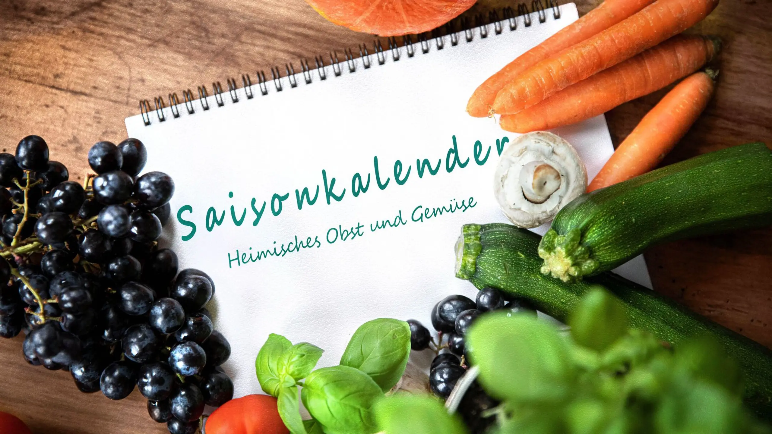 Saisonkalender für heimisches Gemüse und Obst, der auf einem Tisch liegt