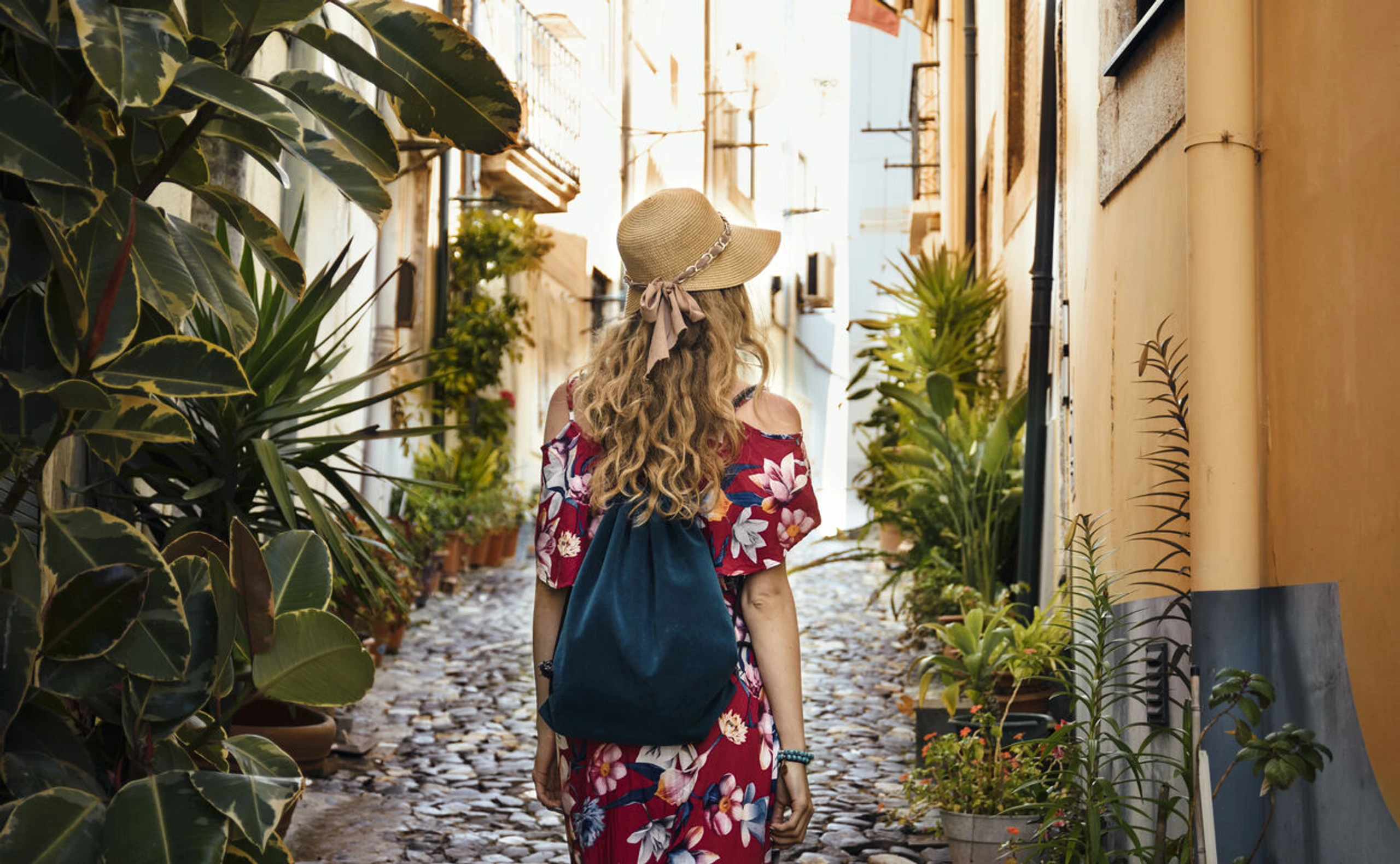 Frau in einem roten Blumenkleid