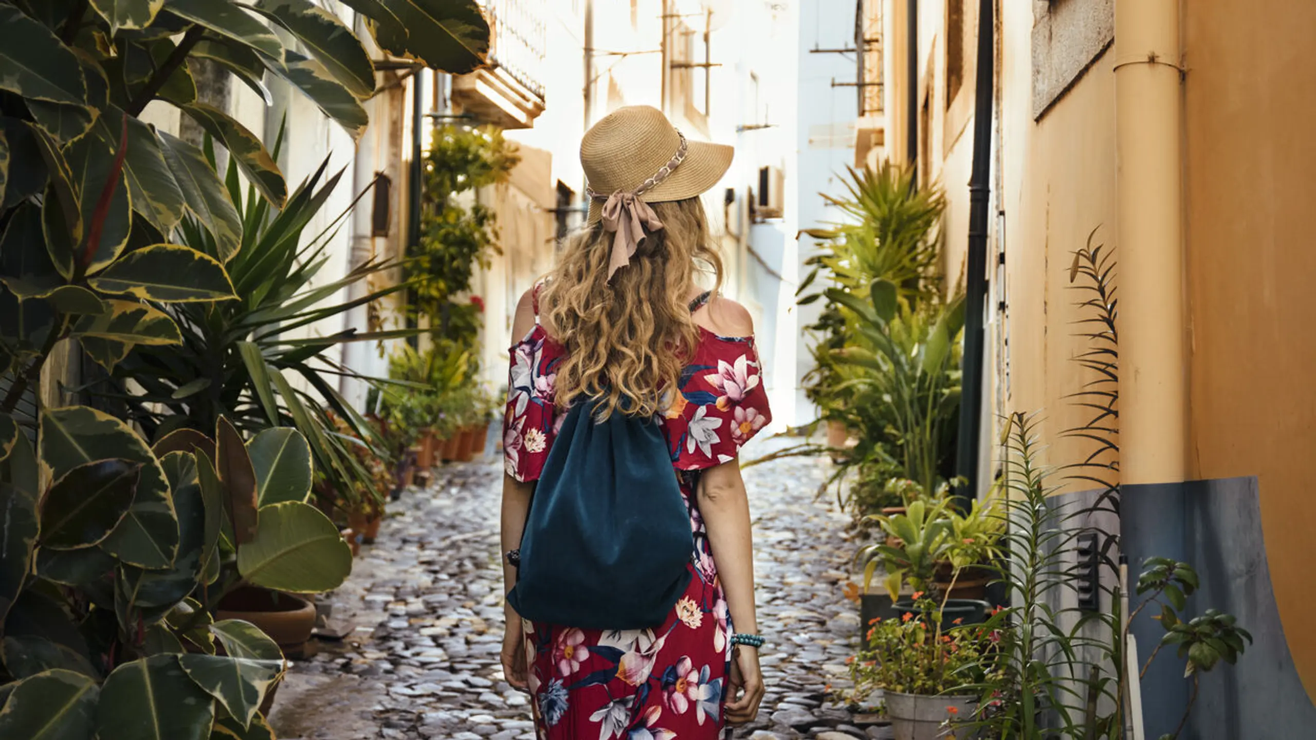 Frau in einem roten Blumenkleid