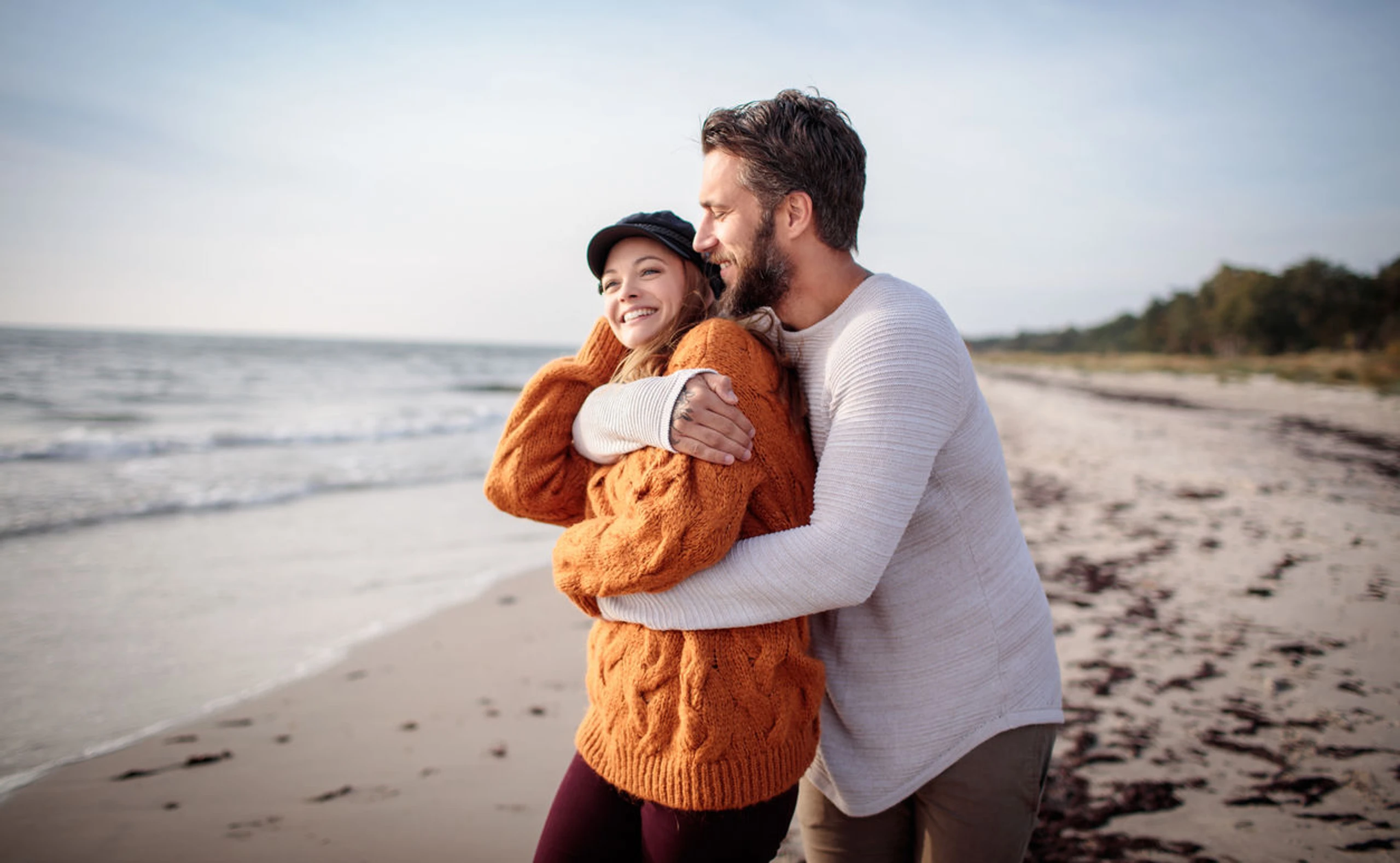 Frau und Mann, die sich umarmen