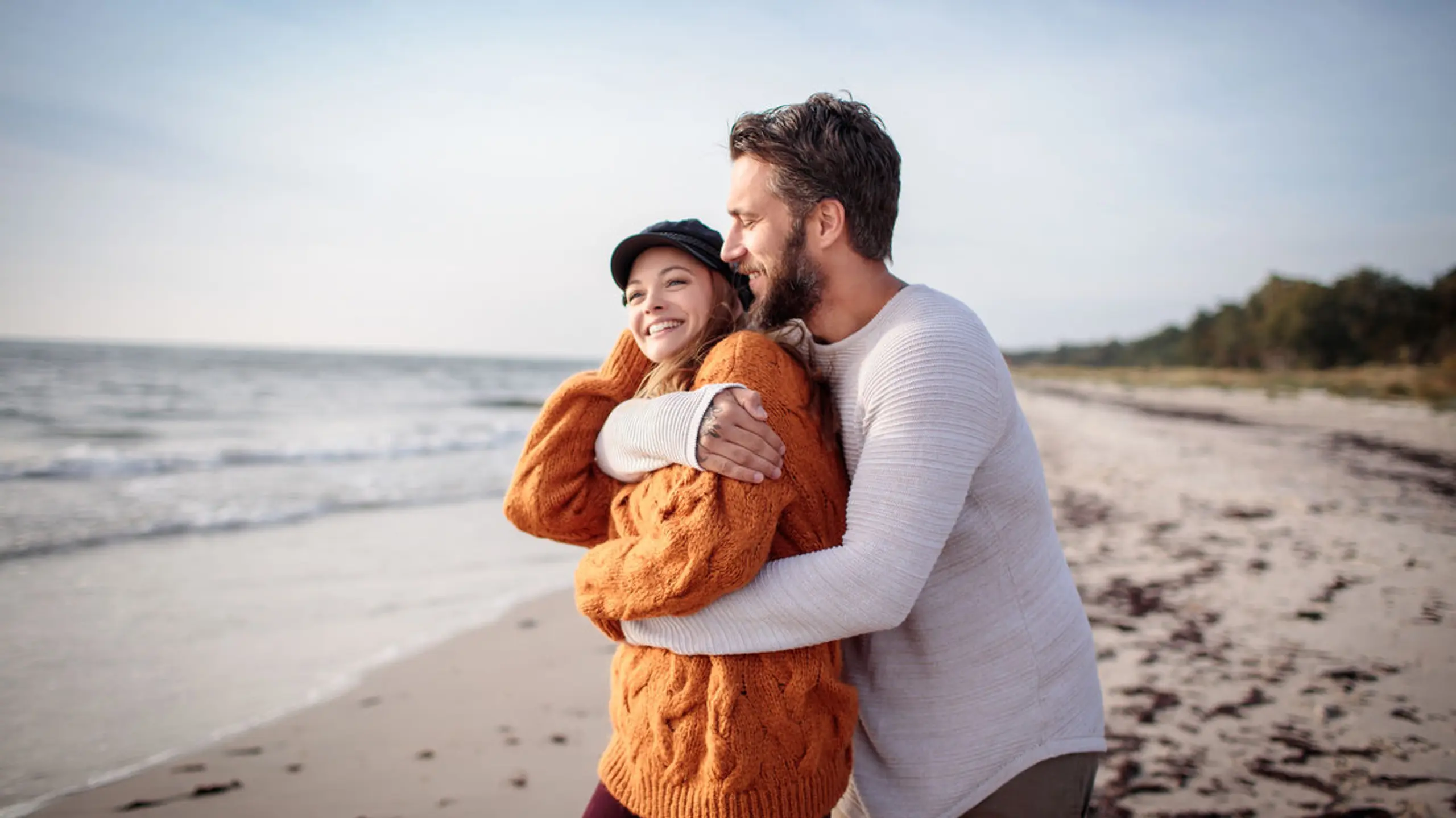 Frau und Mann, die sich umarmen