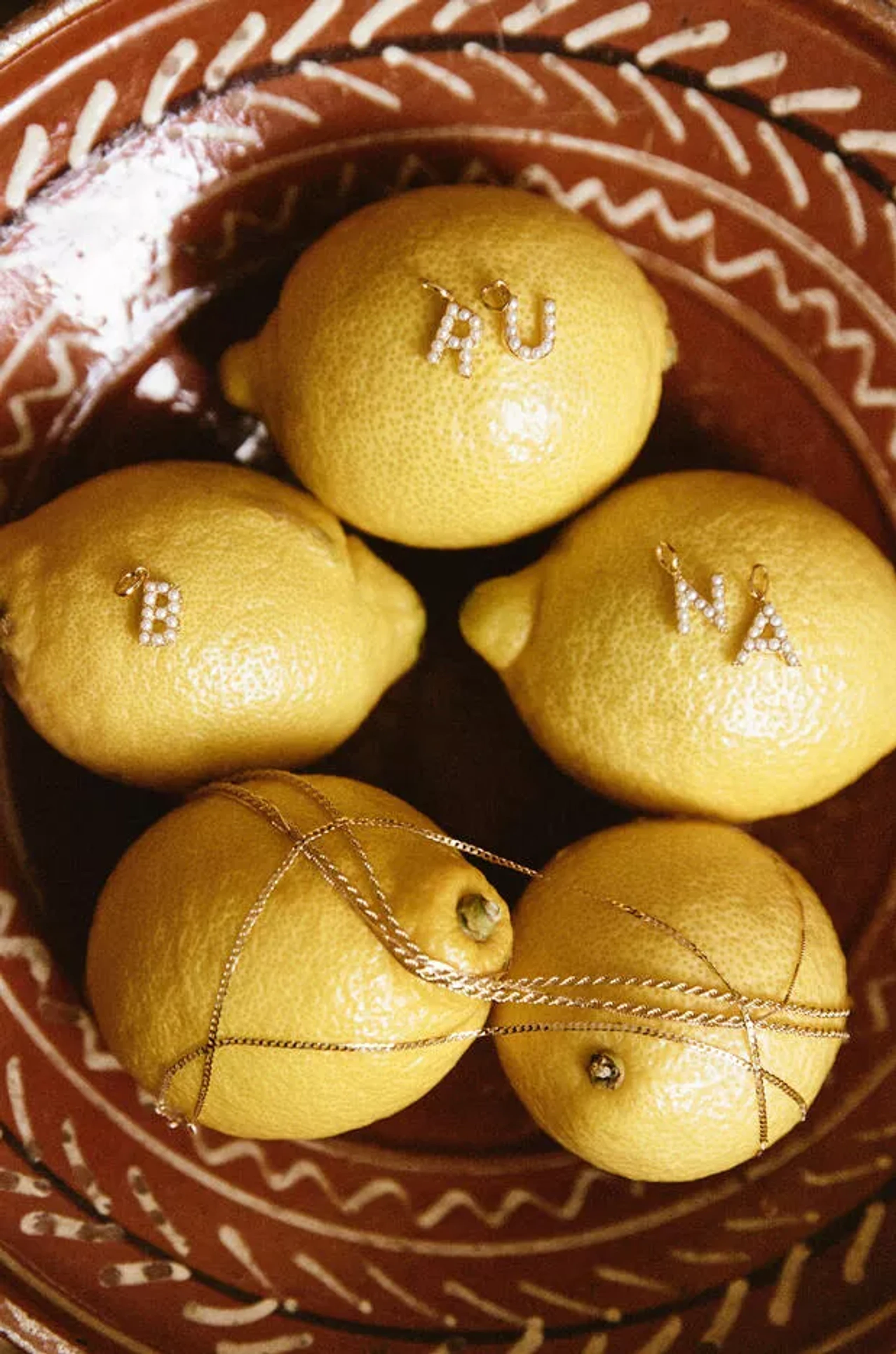 © BRUNA: The Label Blurred image background