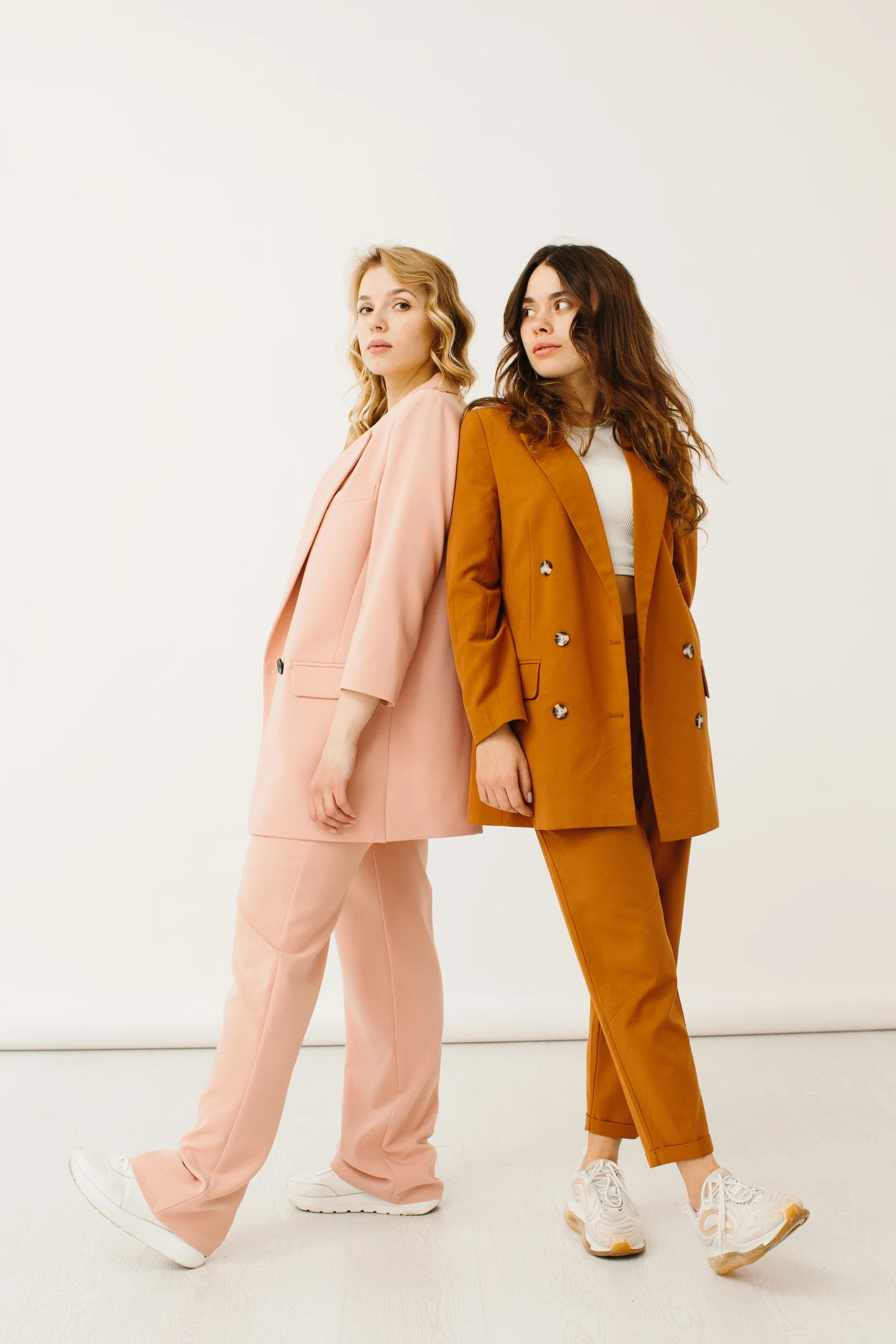Business-Ouftit - junge Frauen im stylischen Hosenanzug