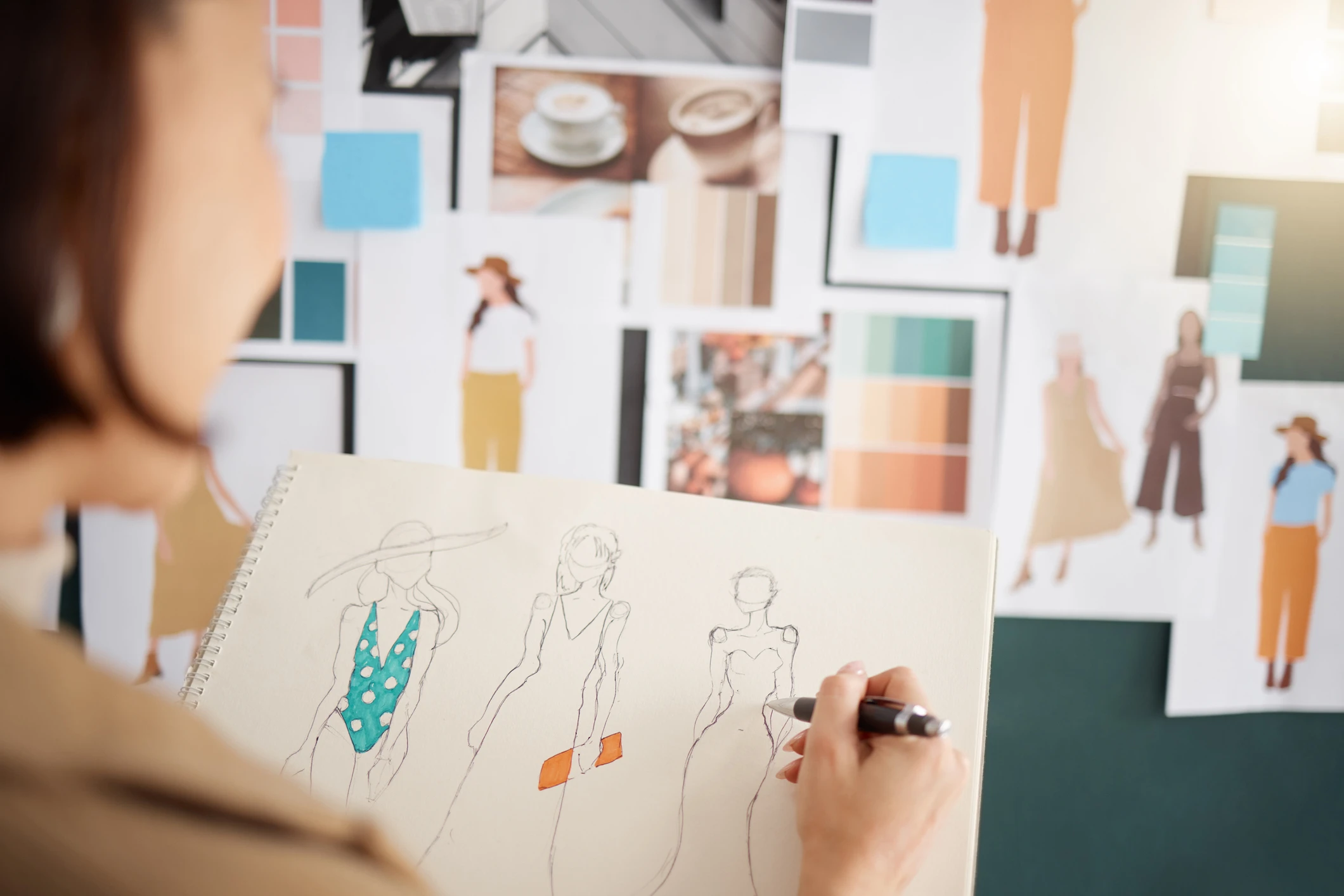 Modedesignerin bei der Arbeit