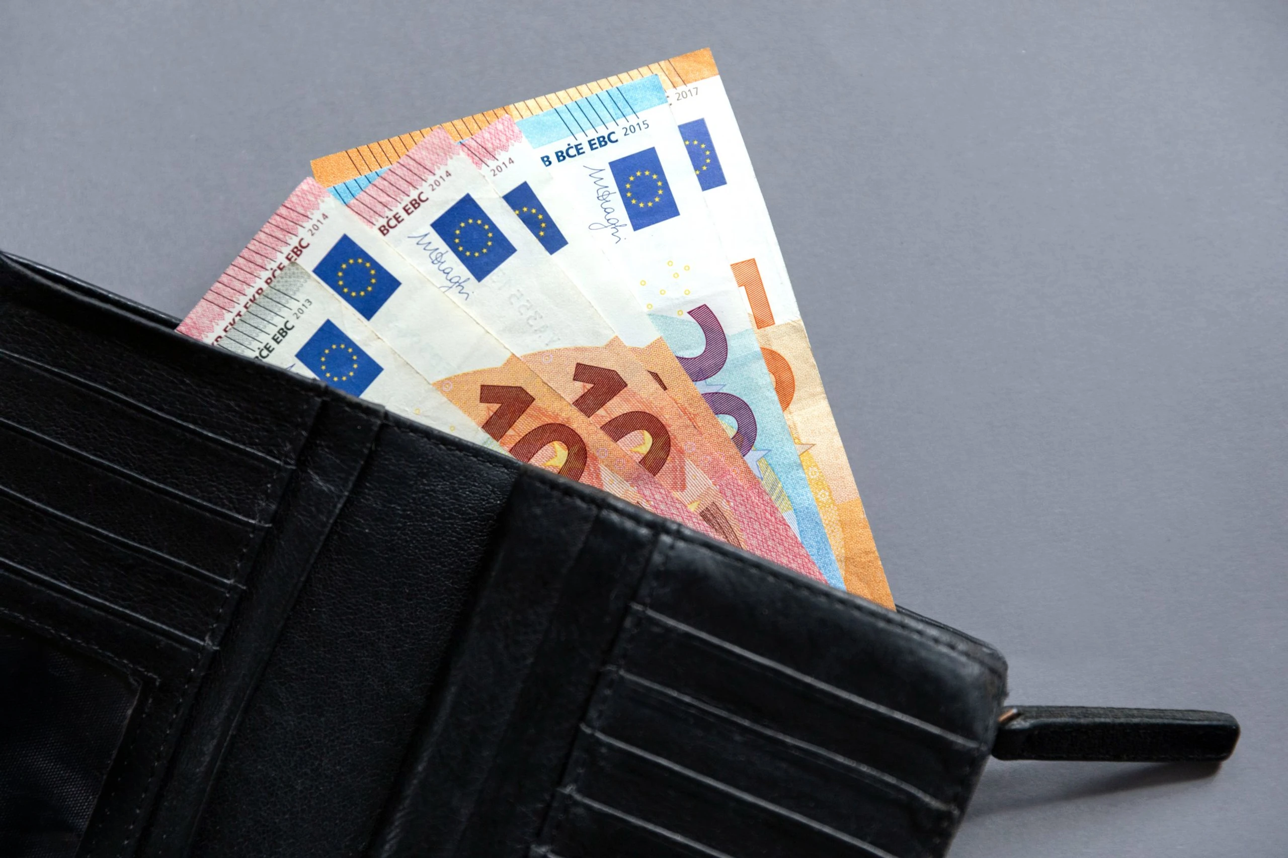 Finanzen - Geld in einer Geldbörse