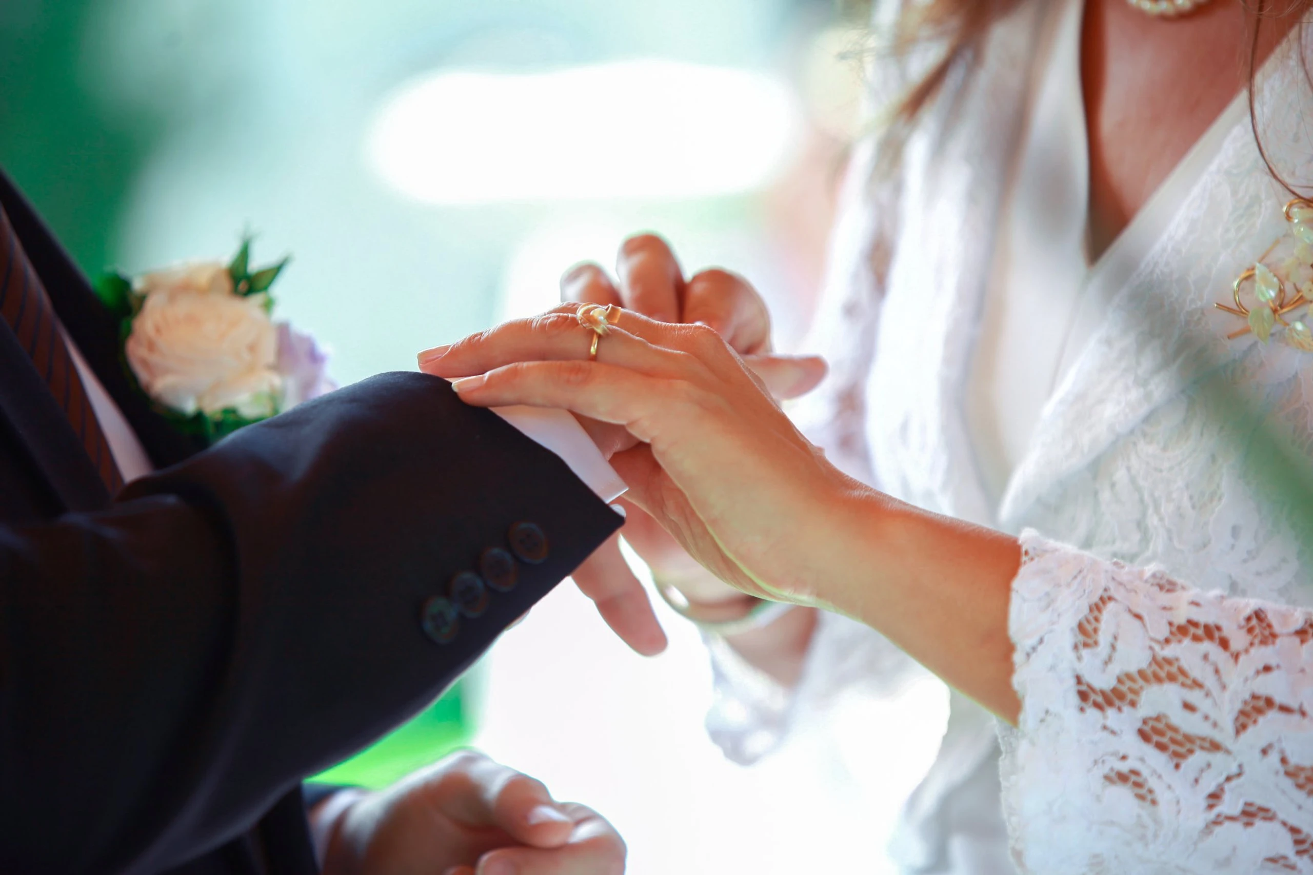 Hochzeit - Paar gibt sich die Trauringe