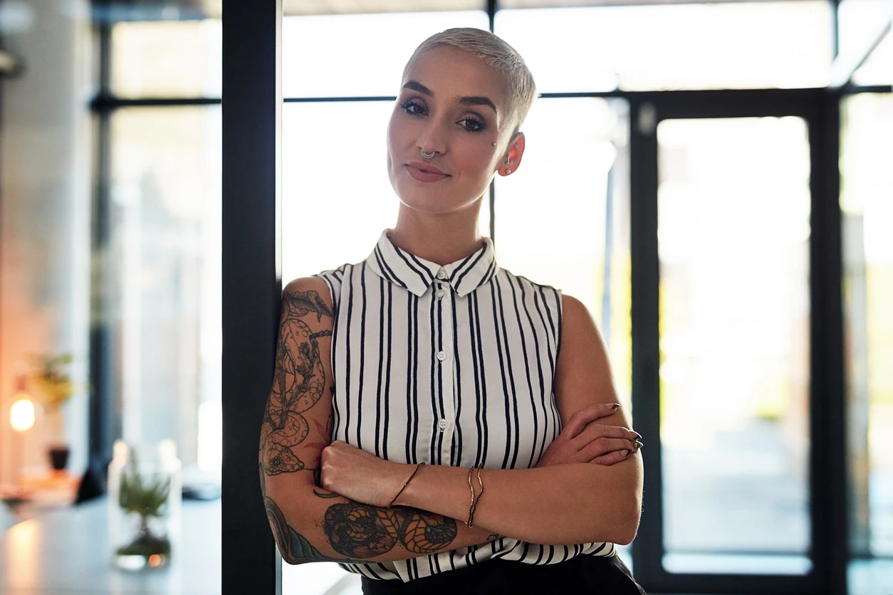 Frau mit Piercings und Tattoos