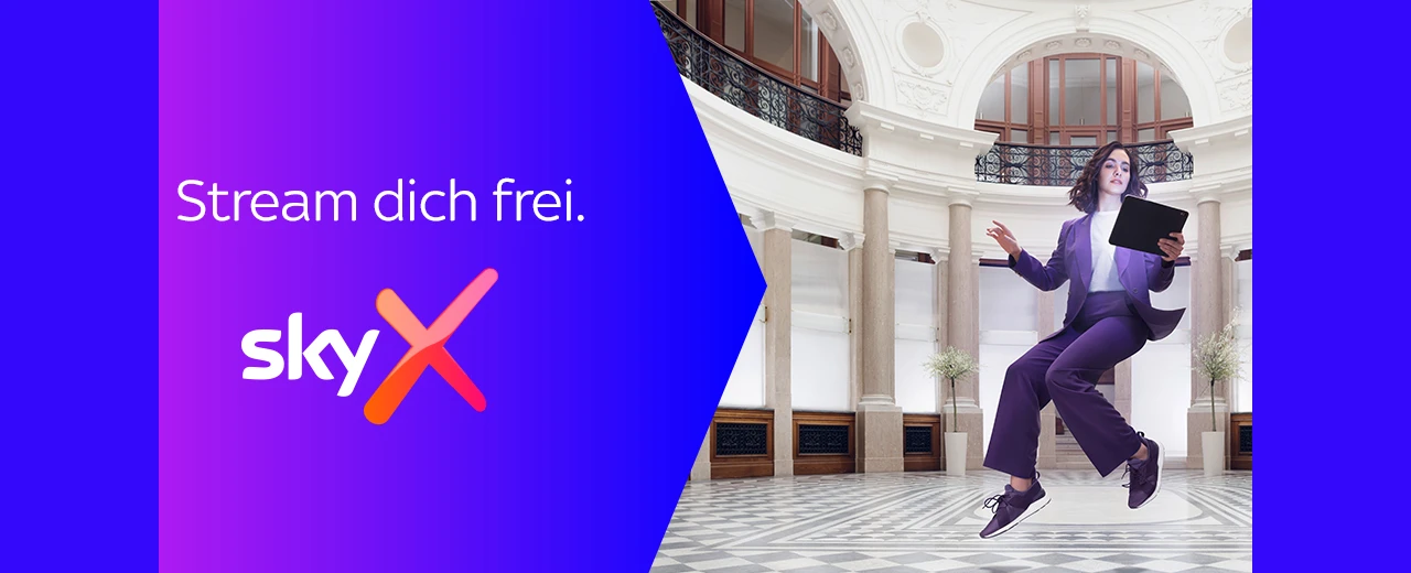 Sky X Werbung: Frau schwebt, hält Tablet, luxuriöser Hintergrund. Stream dich frei.