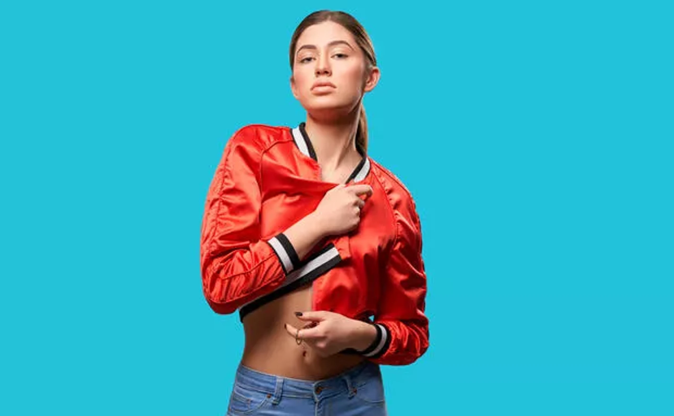 Model mit Bomberjacke