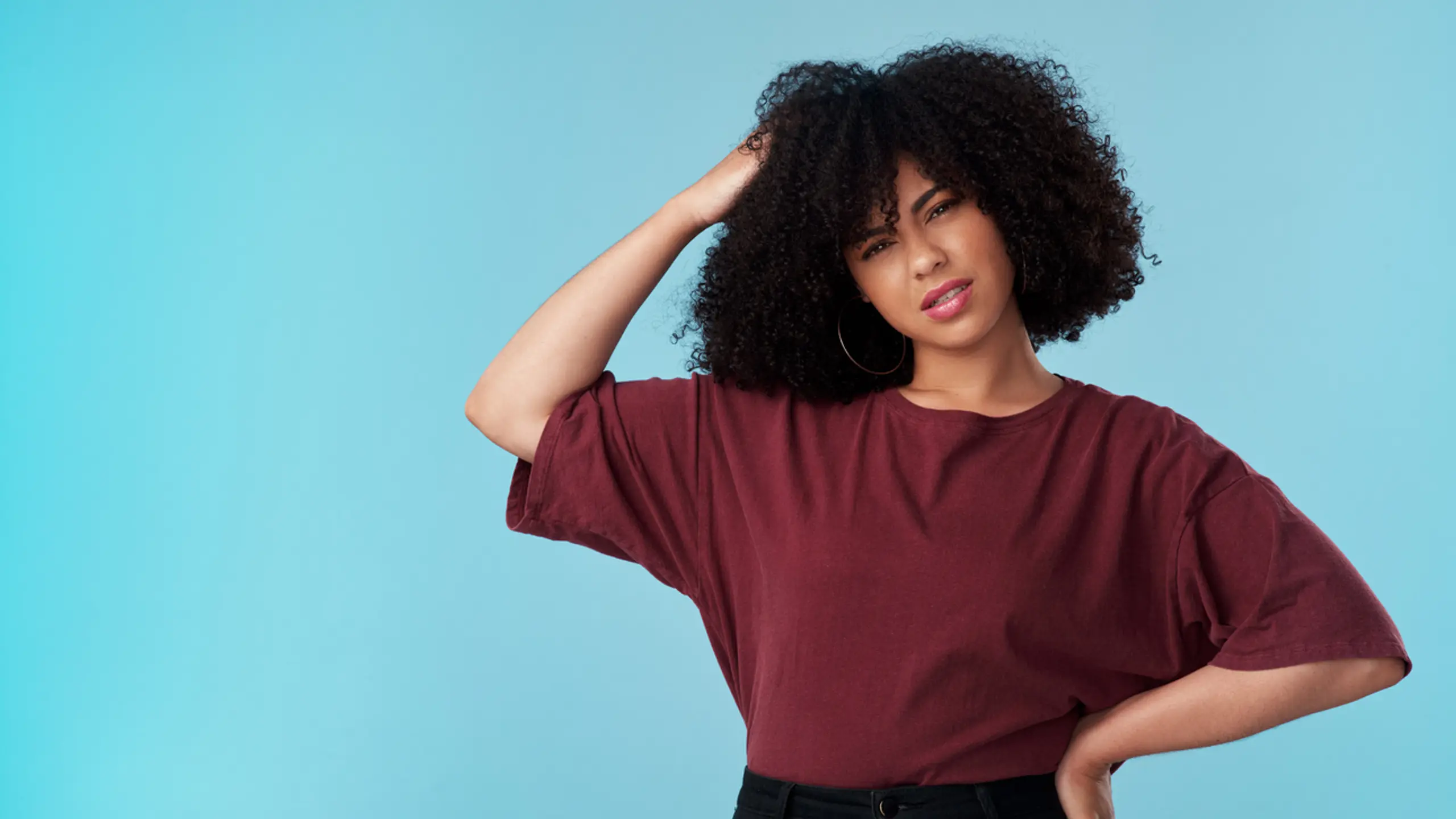 Frau greift sich fragend auf den Kopf