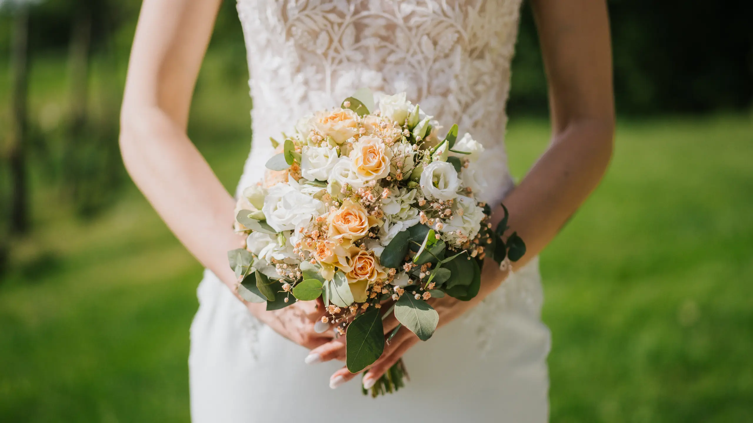 Brautstrauß gehalten von einer Braut