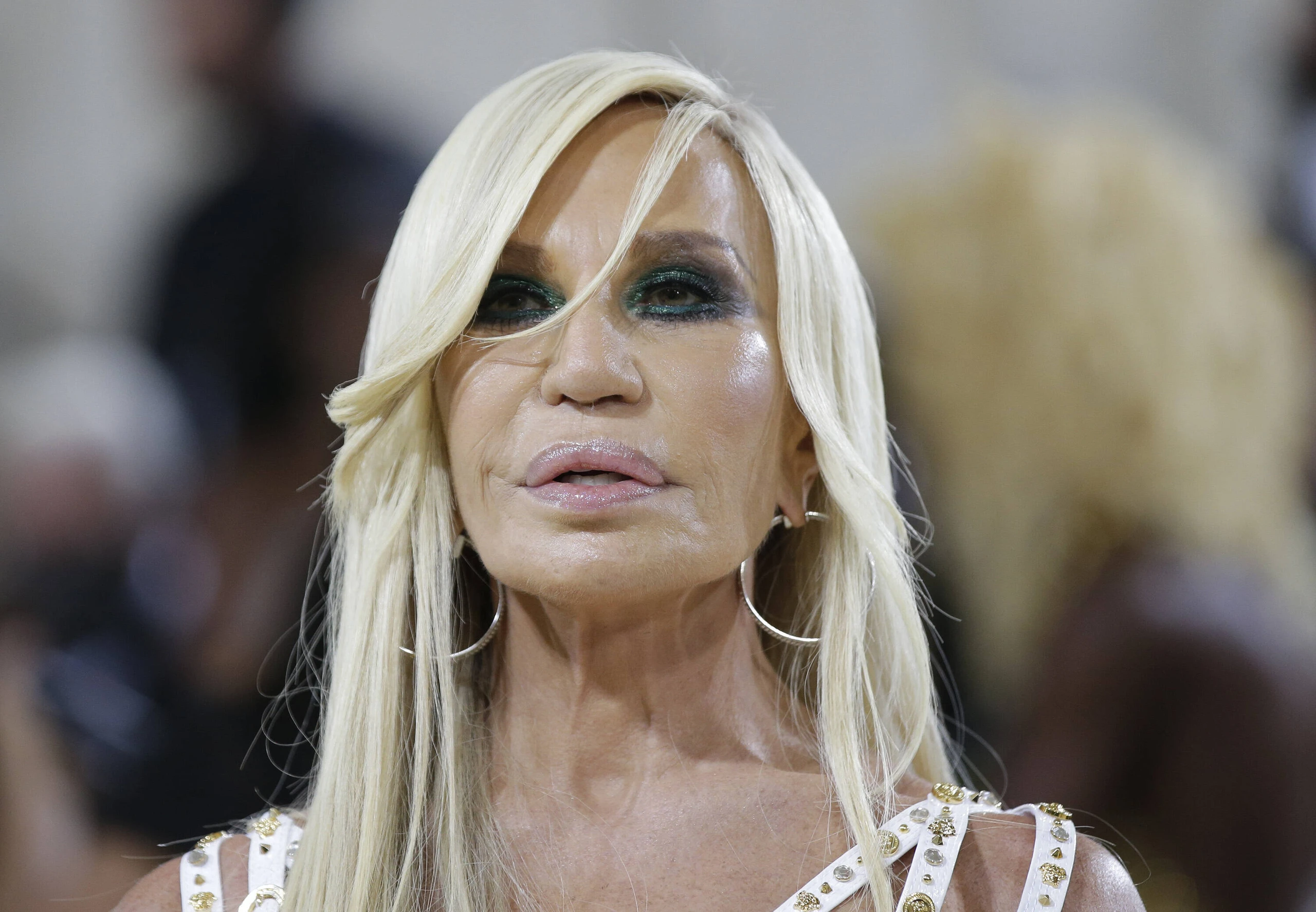 Donatella Versace: Italienische Modeschöpferin & Stilikone