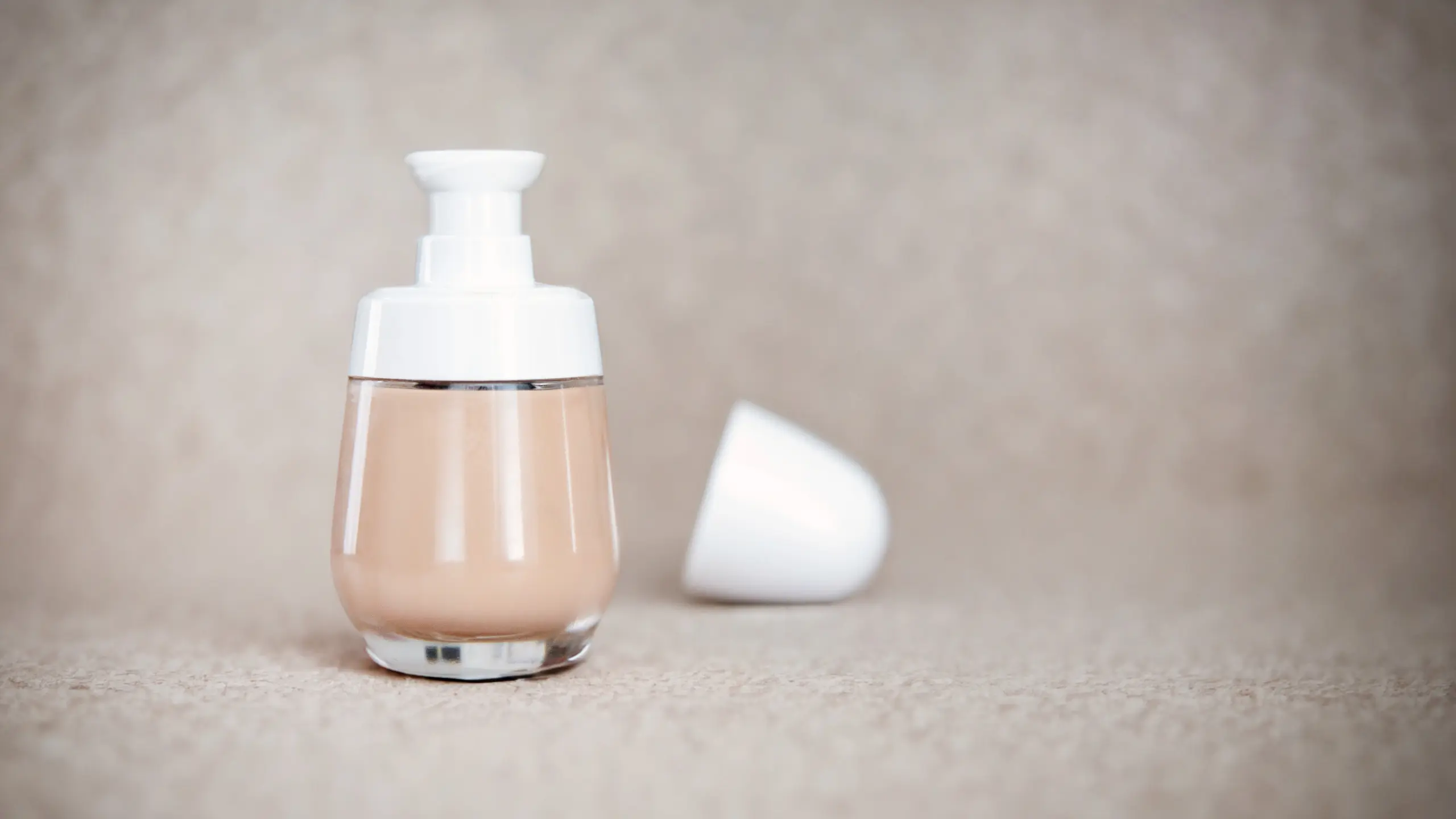 Concealer-Flasche auf hellem Hintergrund