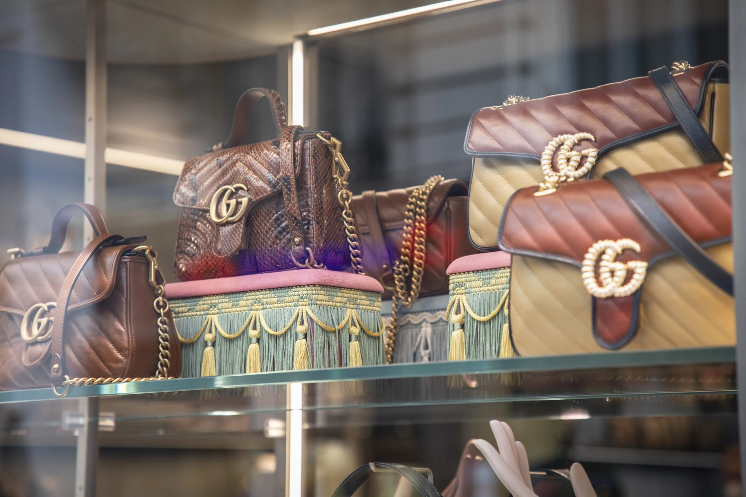 Schaufenster mit Gucci-Handtaschen