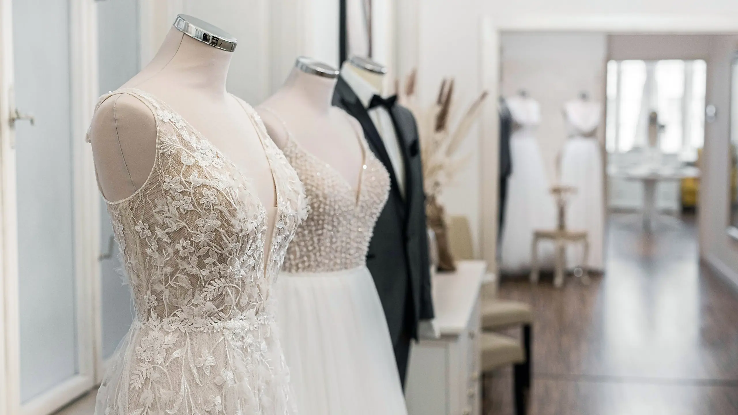 Brautmodengeschäft mit Brautkleidern im Vordergrund