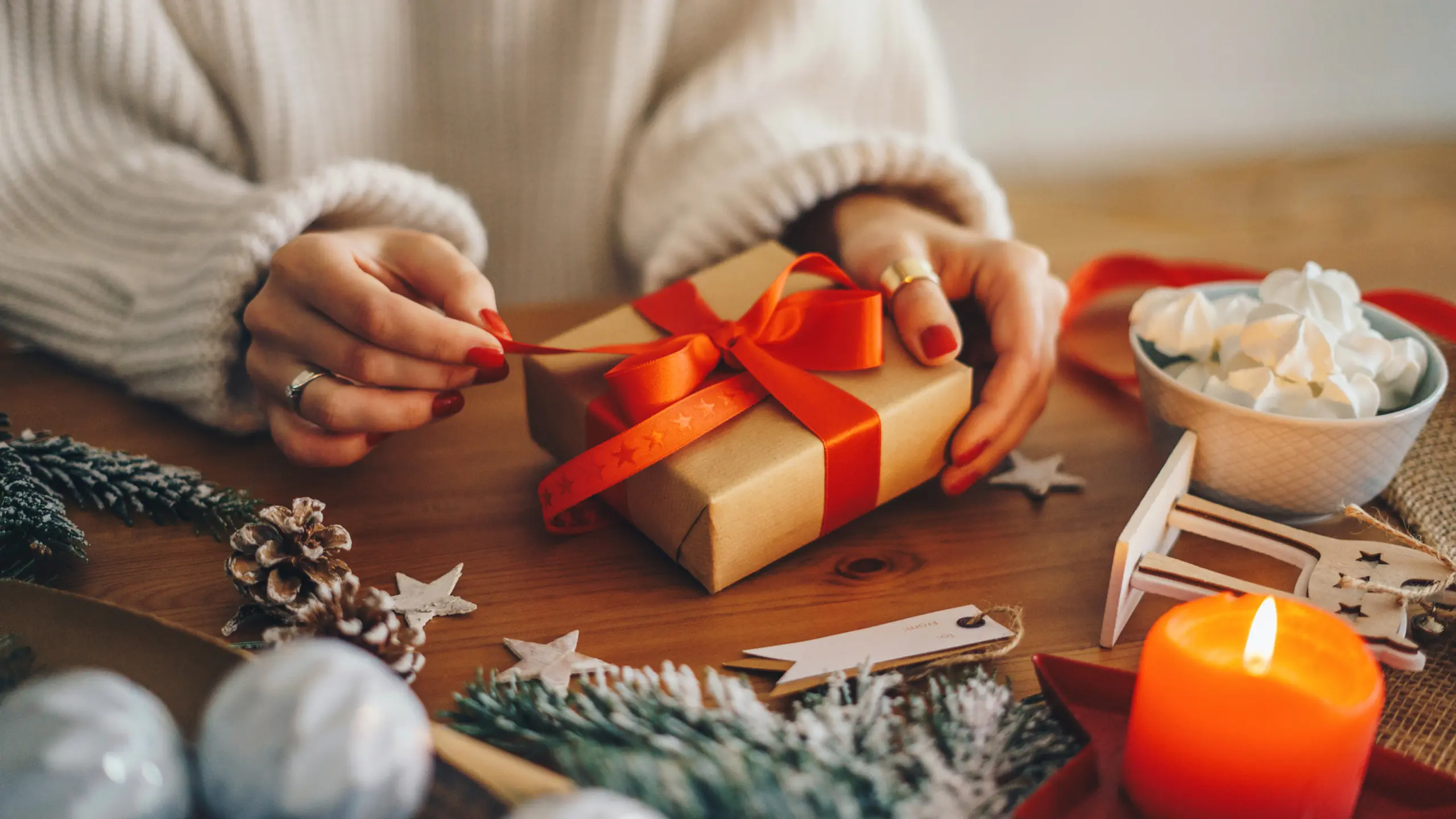 Frau, die ein Weihnachtsgeschenk verpackt